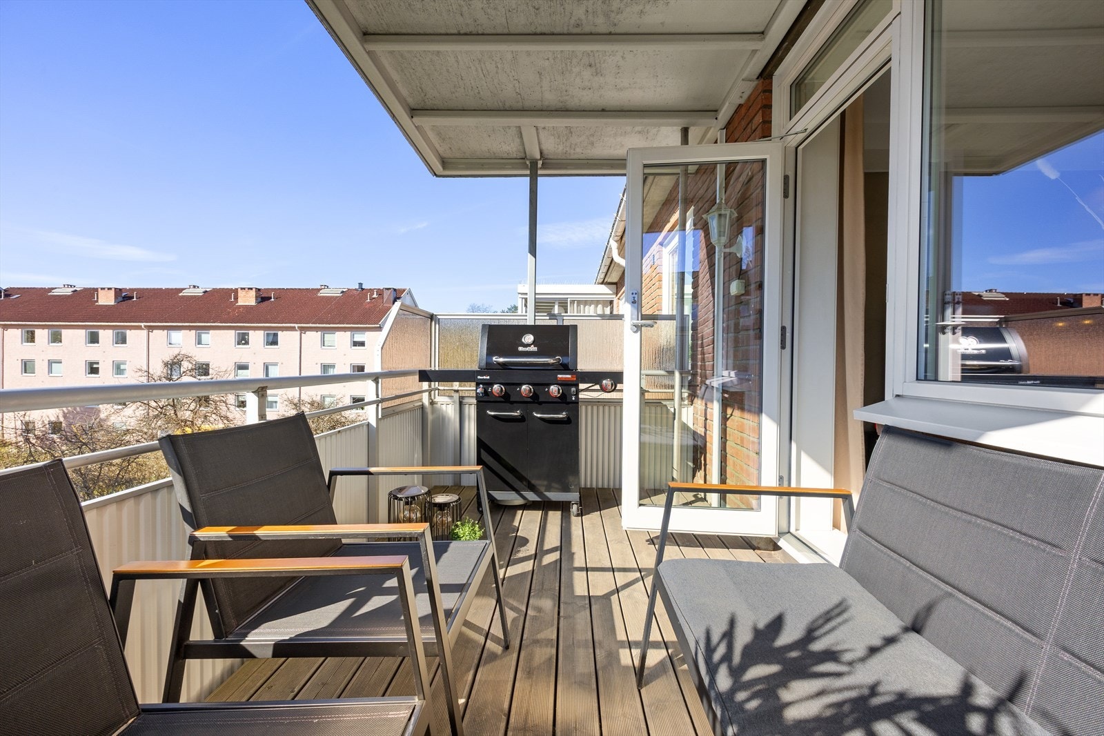 Balkongen har god plass til både grill og utemøbler. Galleribilde