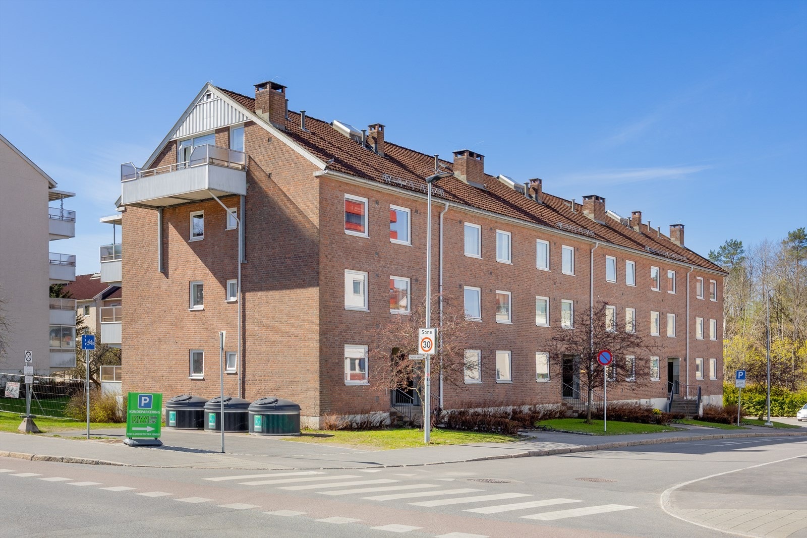 Bygget har en klassisk teglsteinsfasade og ligger sentralt til på Lambertseter, med T-bane og butikker like ved. Galleribilde