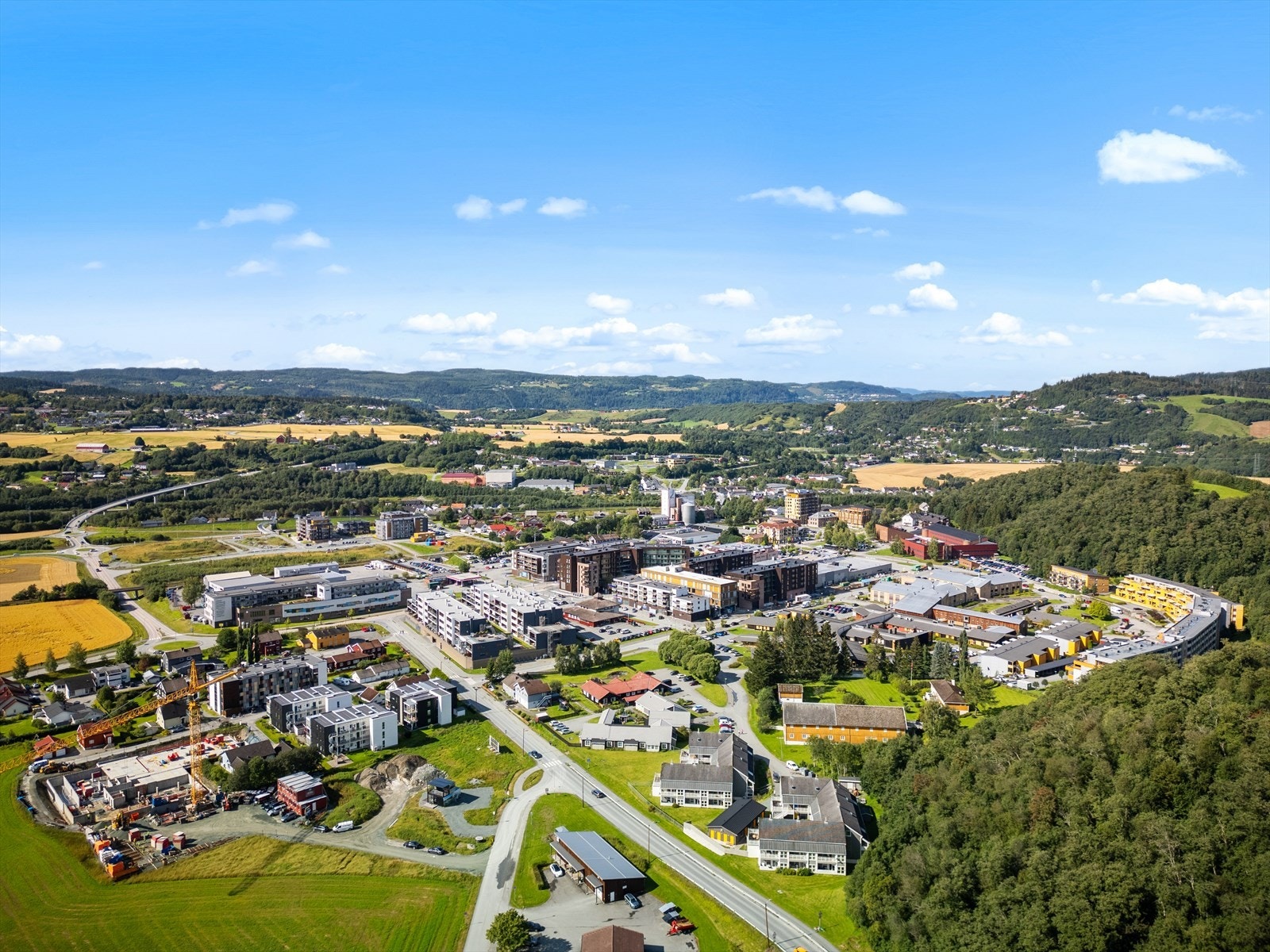 Fra eiendommen er det ca. 1 til Melhus sentrum hvor man finner en rekke servicetilbud. Resturanter, kjøpesenter, dagligvare og en rekke kollektivtransport! Galleribilde