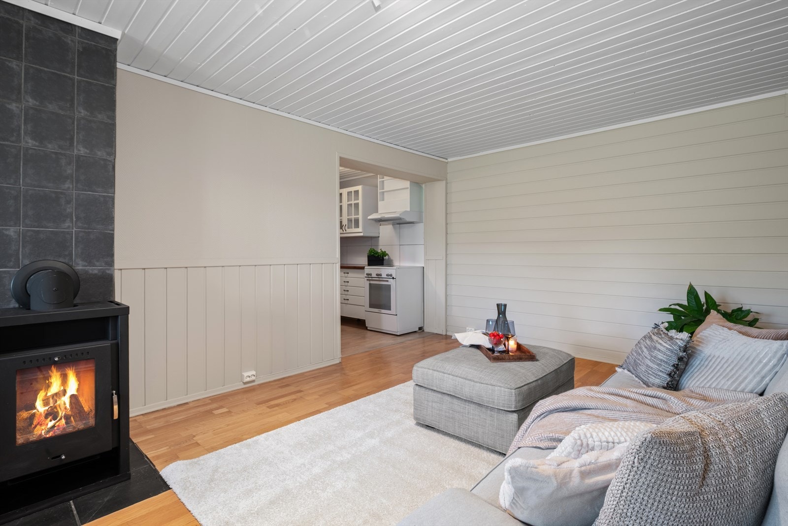 Her får man en meget romslig og smart utformet sokkeletasje! Galleribilde