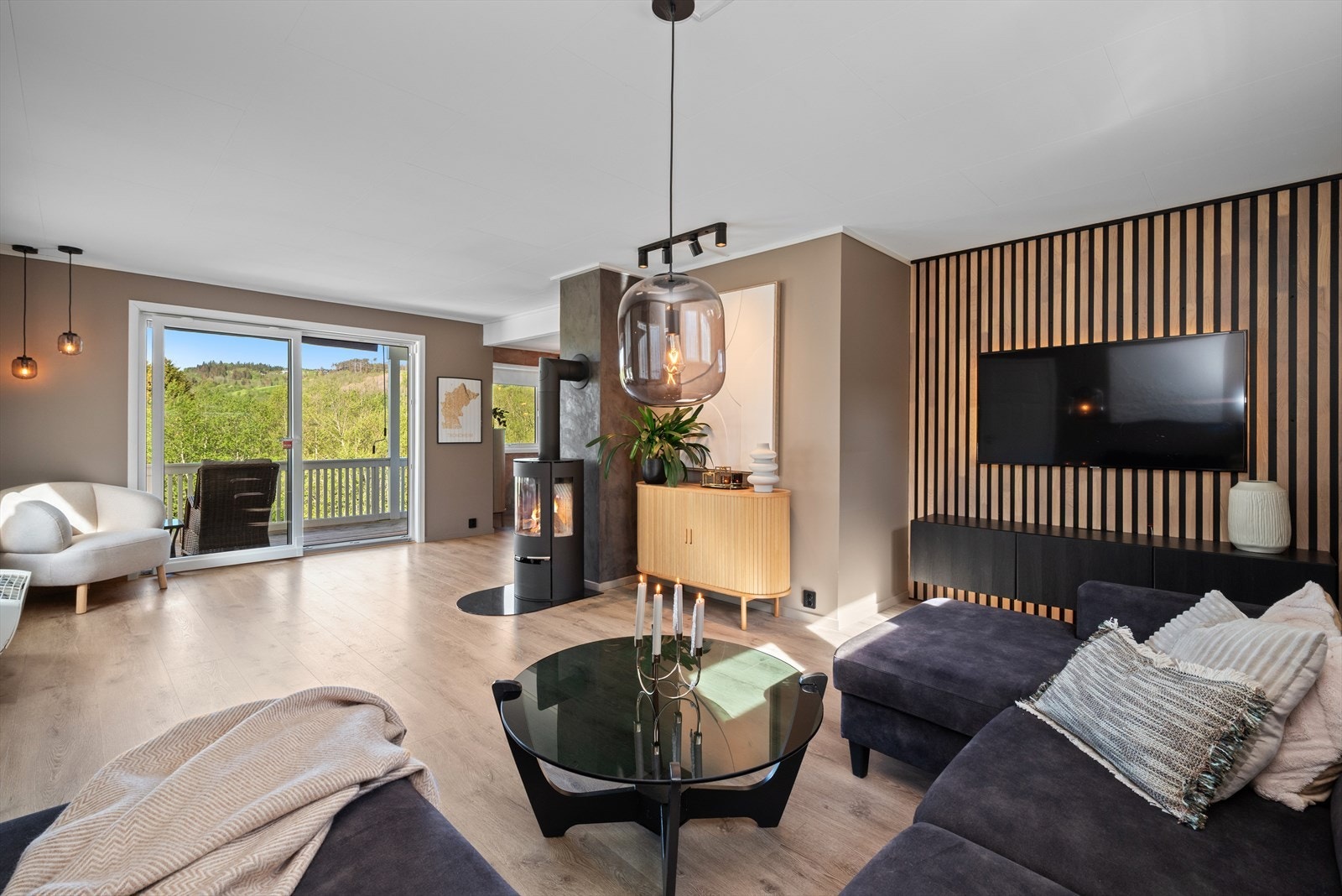Fra stuen er det direkte utgang til terrassen! Galleribilde
