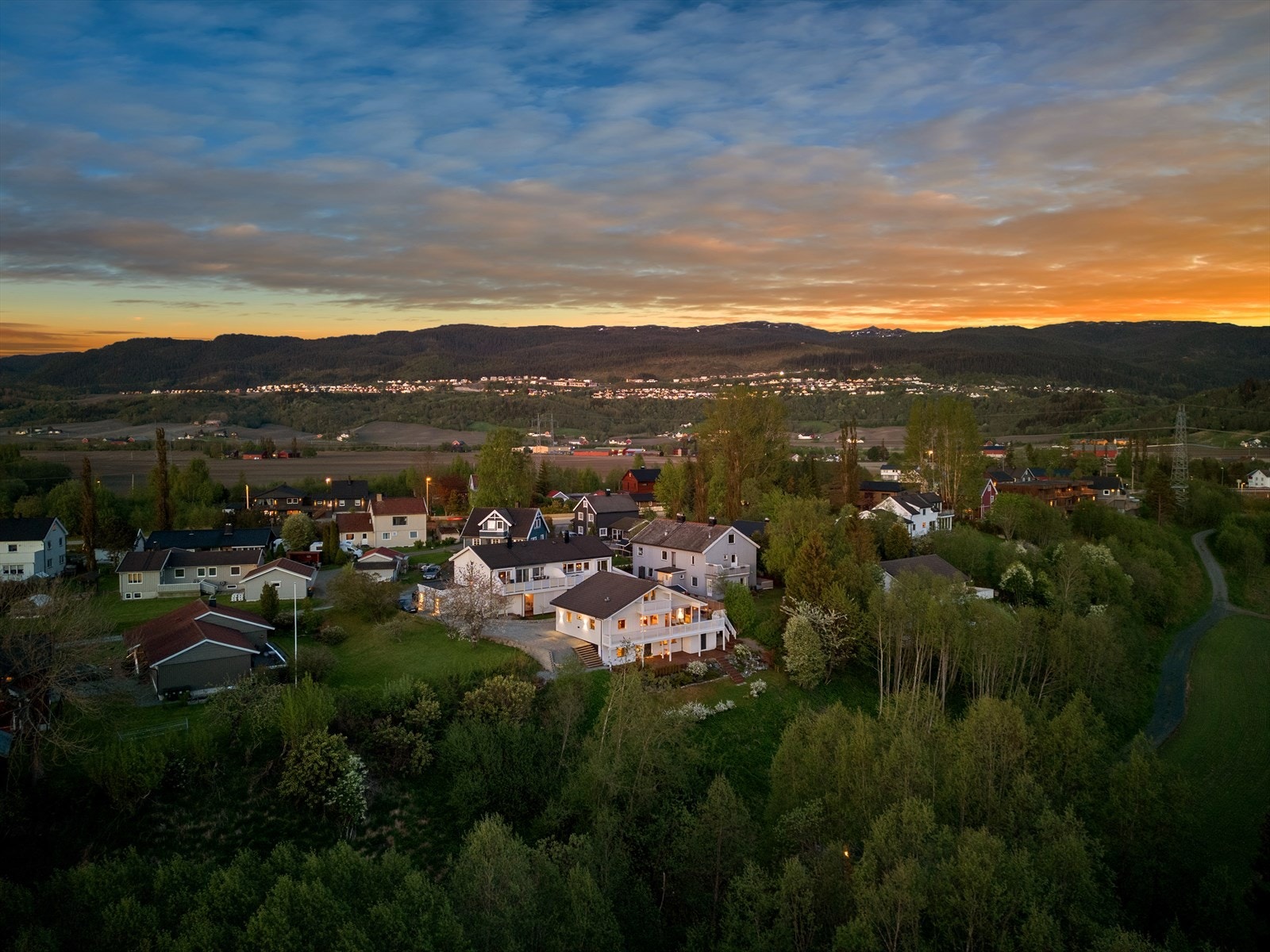Fra eiendommen er det ca. 2 km til Melhus sentrum og byr på et bredt utvalg av butikker, dagligvareforretninger, serveringssteder og øvrige tjenester som f.eks. kjøpesenter. Galleribilde