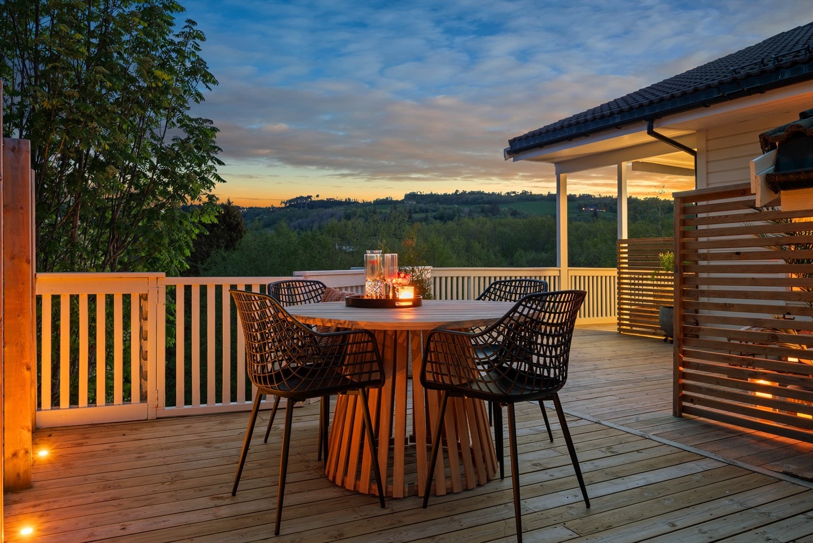Her får man to romslige terrasse- og vindusflater med enormt gode sol og utsiktsforhold! Galleribilde