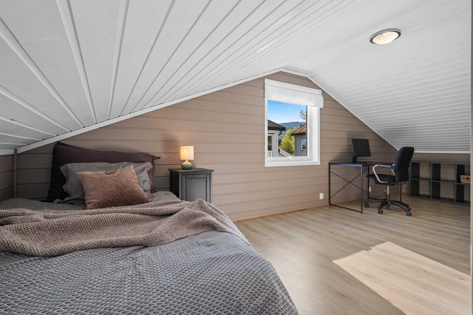 På loftetasjen finner vi 2 romslige soverom på 10,5 og 8 kvm. Dette på 8 som i likhet med de andre soverommene gir godt med plass til romslig seng og enkel innredning. Galleribilde