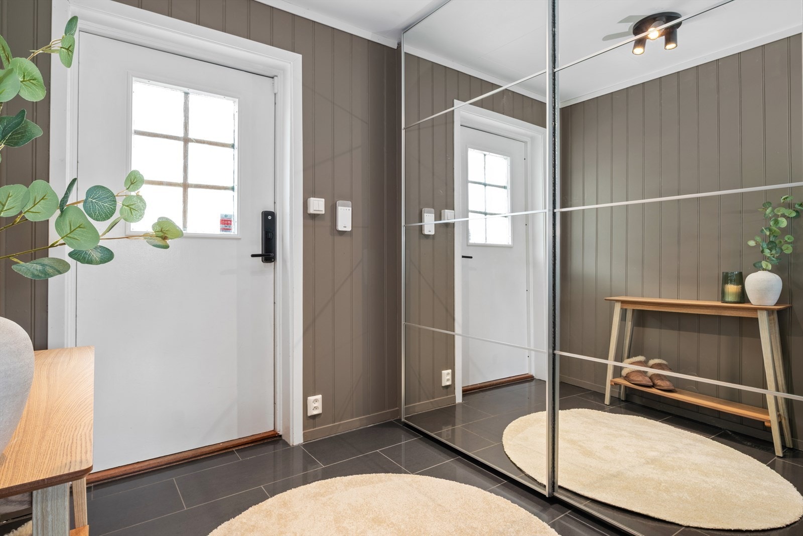 Etasjens entreé går over 6 kvm og gir godt med plass til romslig skyvedørsgarderobe og enkel innredning. Galleribilde