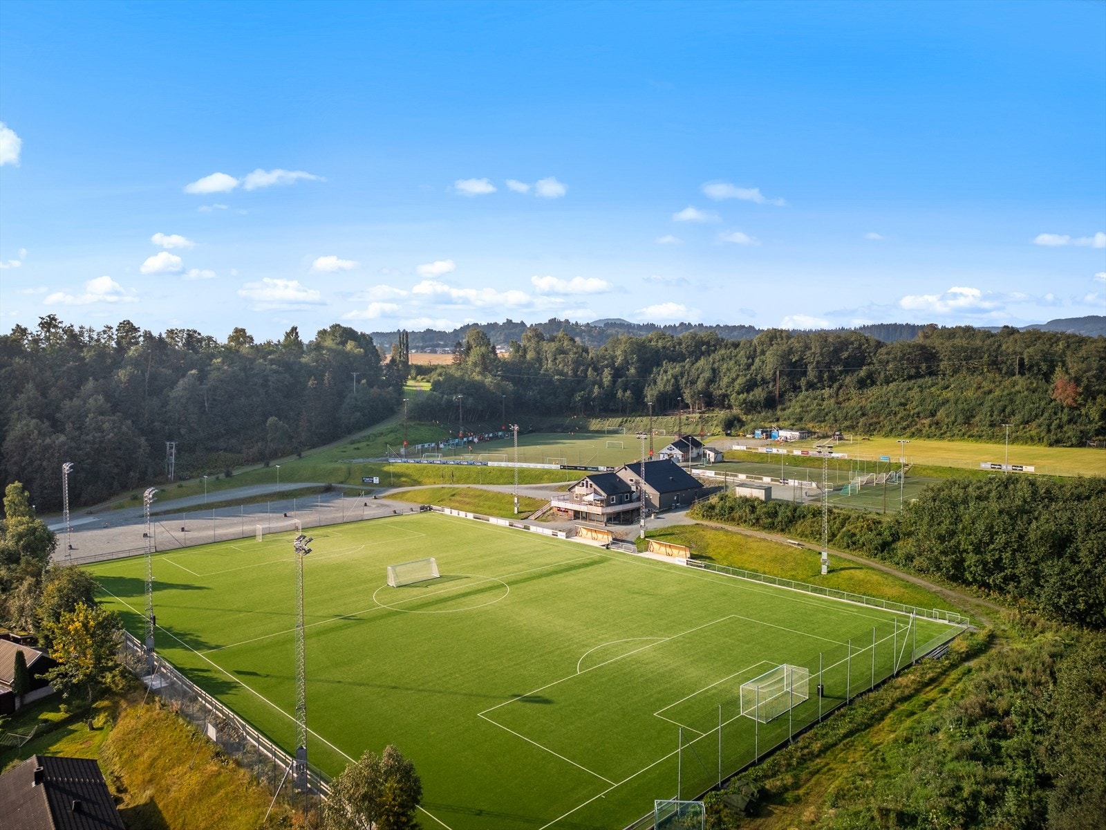 Gruva stadion og Melhus IL ligger ca 2 km fra boligen. Galleribilde
