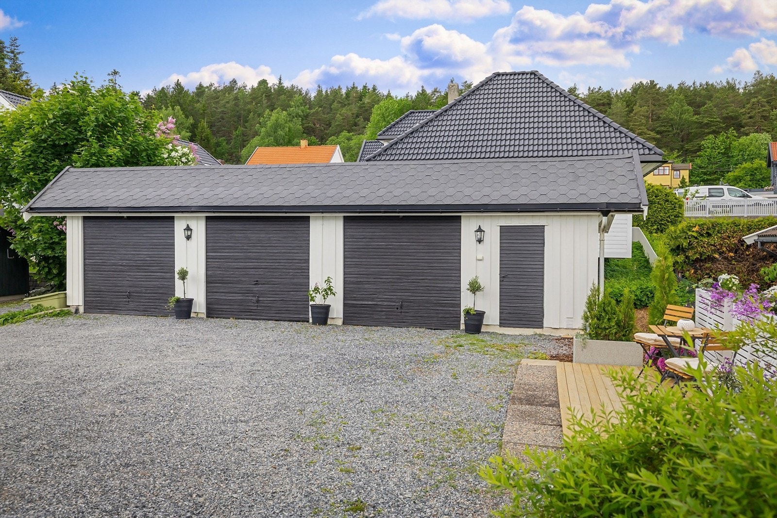 Egen garasjeplass på 16 kvm i felles garasjerekke - bak døren til høyre er en bod på 7 kvm og en utvendig bod med adkomst via fellesområdet på 4 kvm - dette er tinglyst som tilleggsdel til seksjonen Galleribilde