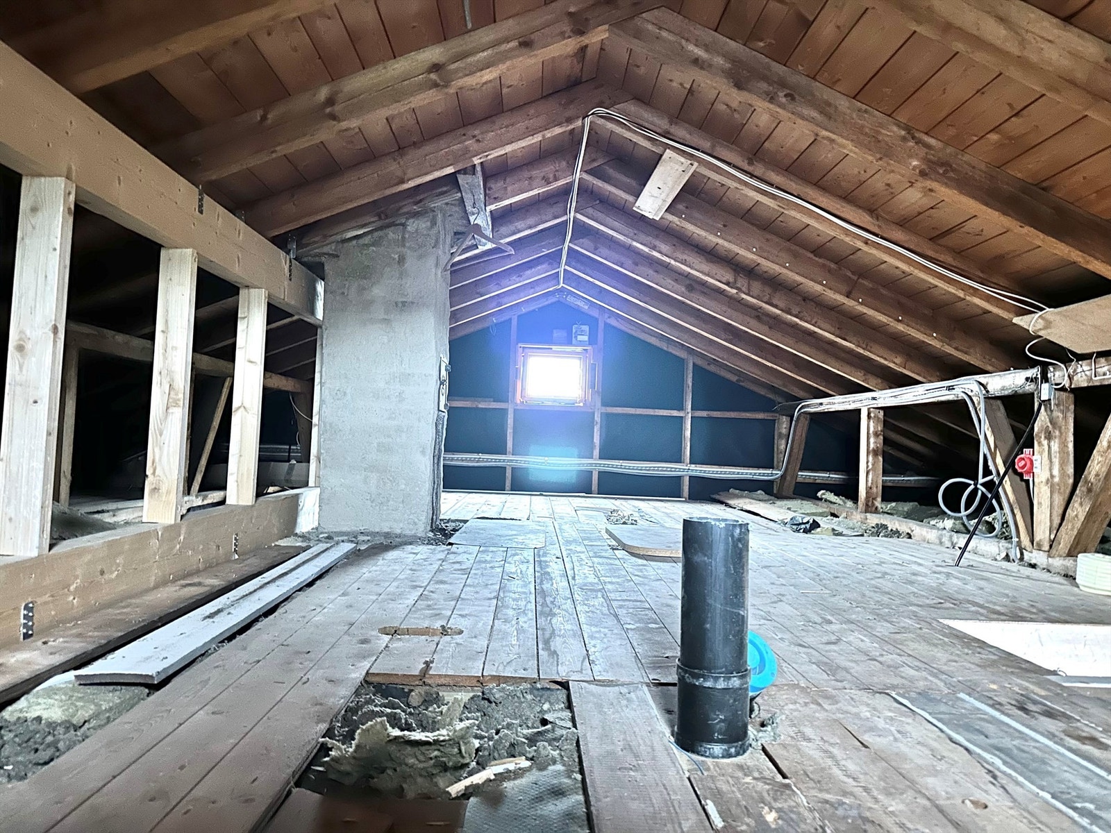 I flg vedtektene har snr. 2 bruksrett på loft og snr. 1 tillater at arealet kan reseksjoneres dersom snr. 2 ønsker å få tinglyst dette som sin egen tilleggsdel. Dette må søkes om og godkjennes av plan og bygningsetaten. Galleribilde