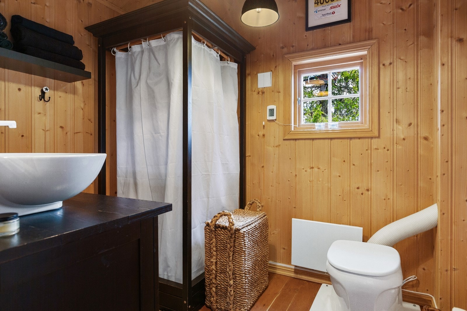 Hytta har et enkelt bad, med tregulv som i øvrige rom. Badet er utstyrt med servantskap i folierte plater og frittstående dusjkabinett. Servant og dusj er tilknyttet vann fra dunk med 12 V pumpe. Toalettløsningen er biotoalett med kammer i kryprom. Galleribilde