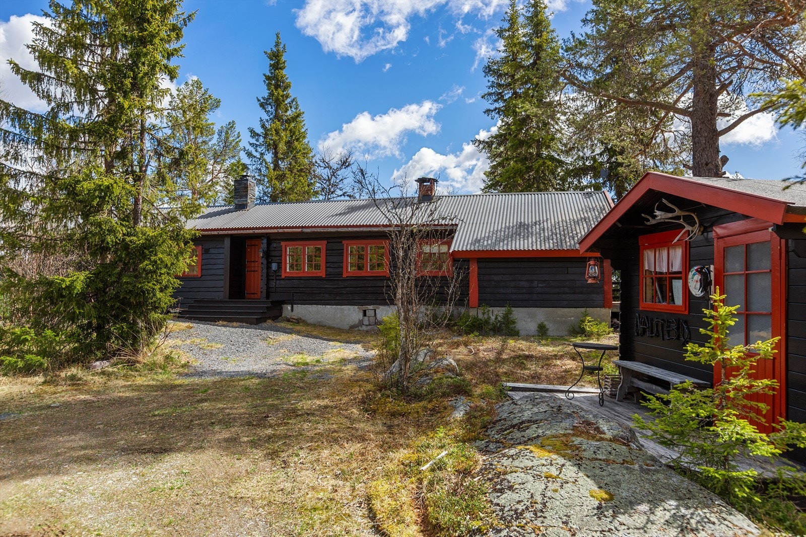 Eiendommen har en åpen naturtomt med bergknauser, lyng og noen trær. Den ligger i et område somt byr på variert turterreng for både store og små, med kort vei til skiløyper og slalåmbakke. Fra hytta er det ca. 50 m. til nærmeste oppkjørte skiløype. Galleribilde