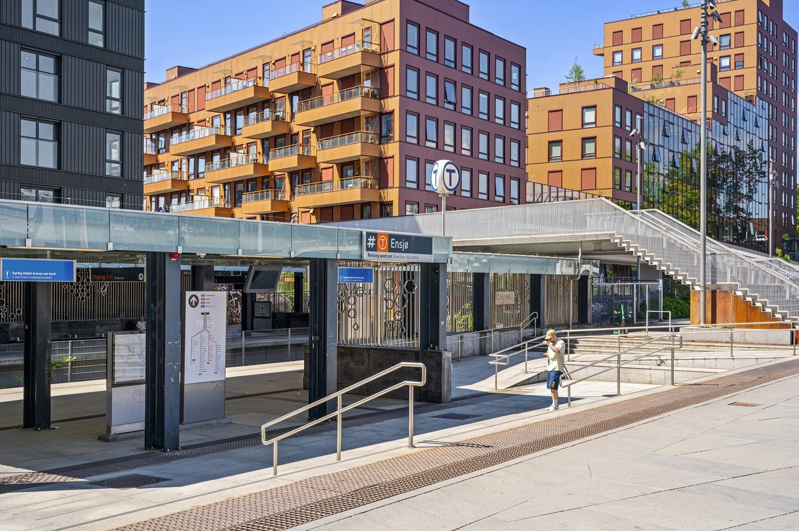 Fra Ensjø Torg går t-banen hyppig med linje 1, 2, 3 og 4. Kun et par stopp så er du i Oslo sentrum Galleribilde