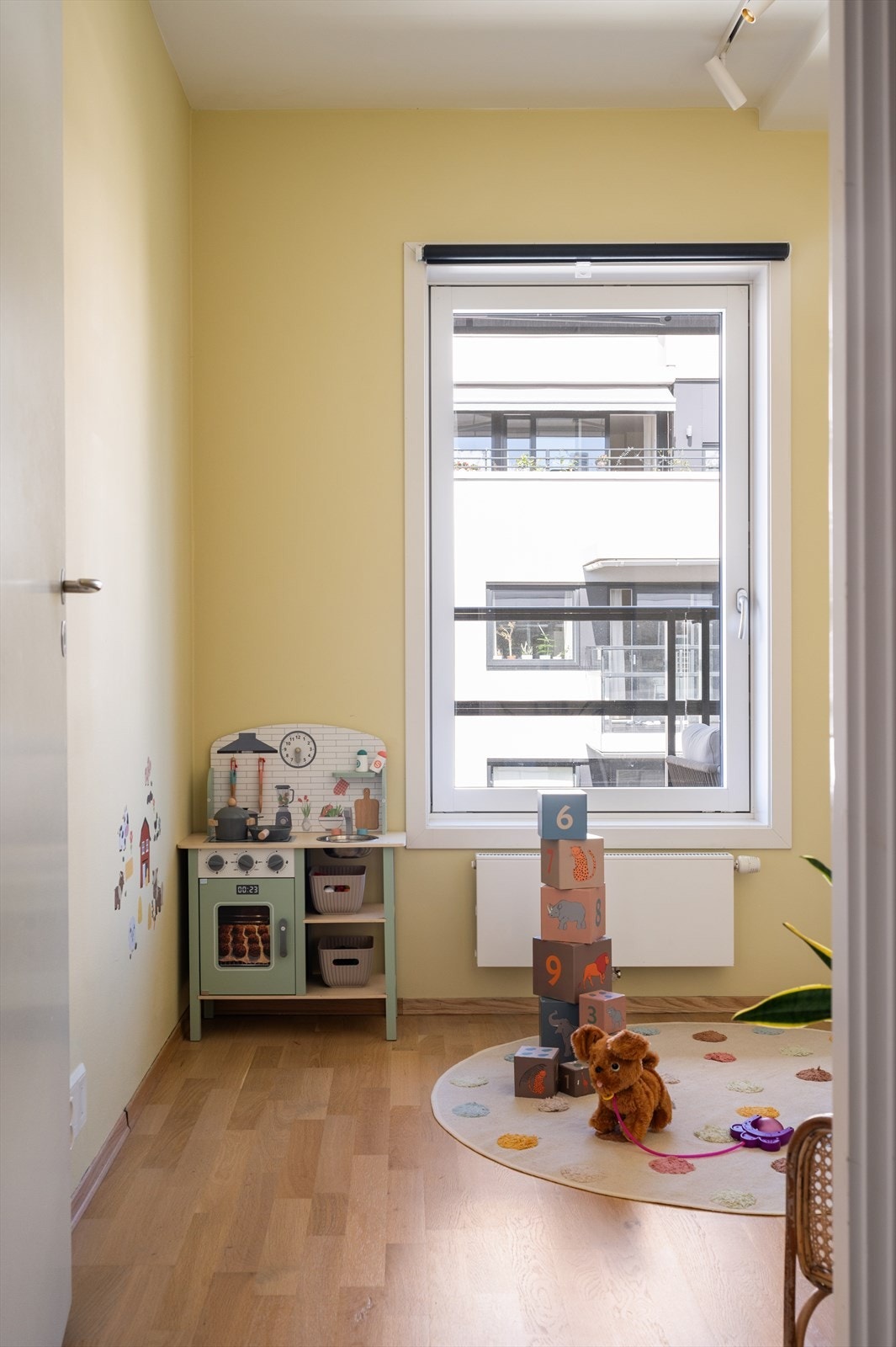 Det andre soverommet er også romslig med plass til både skrivebord, seng og garderobe Galleribilde