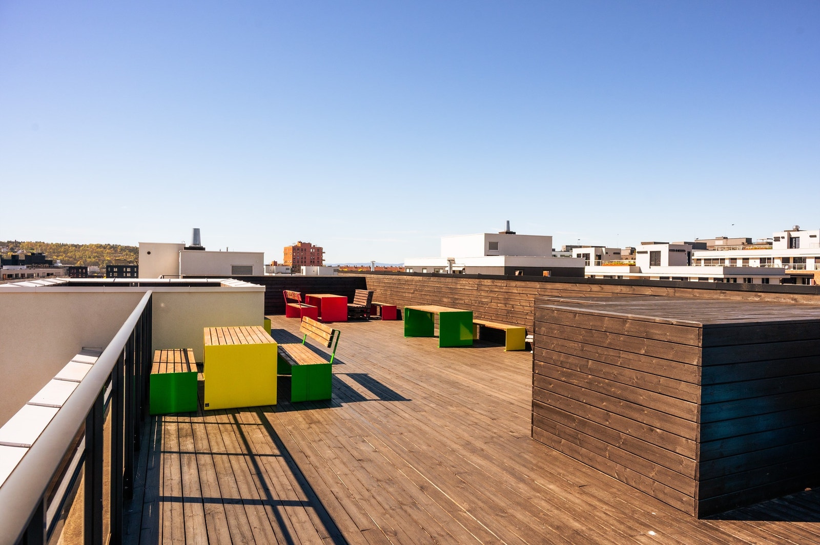 Felles takterrasse til fritt bruk i sameiet med flere sittegrupper Galleribilde