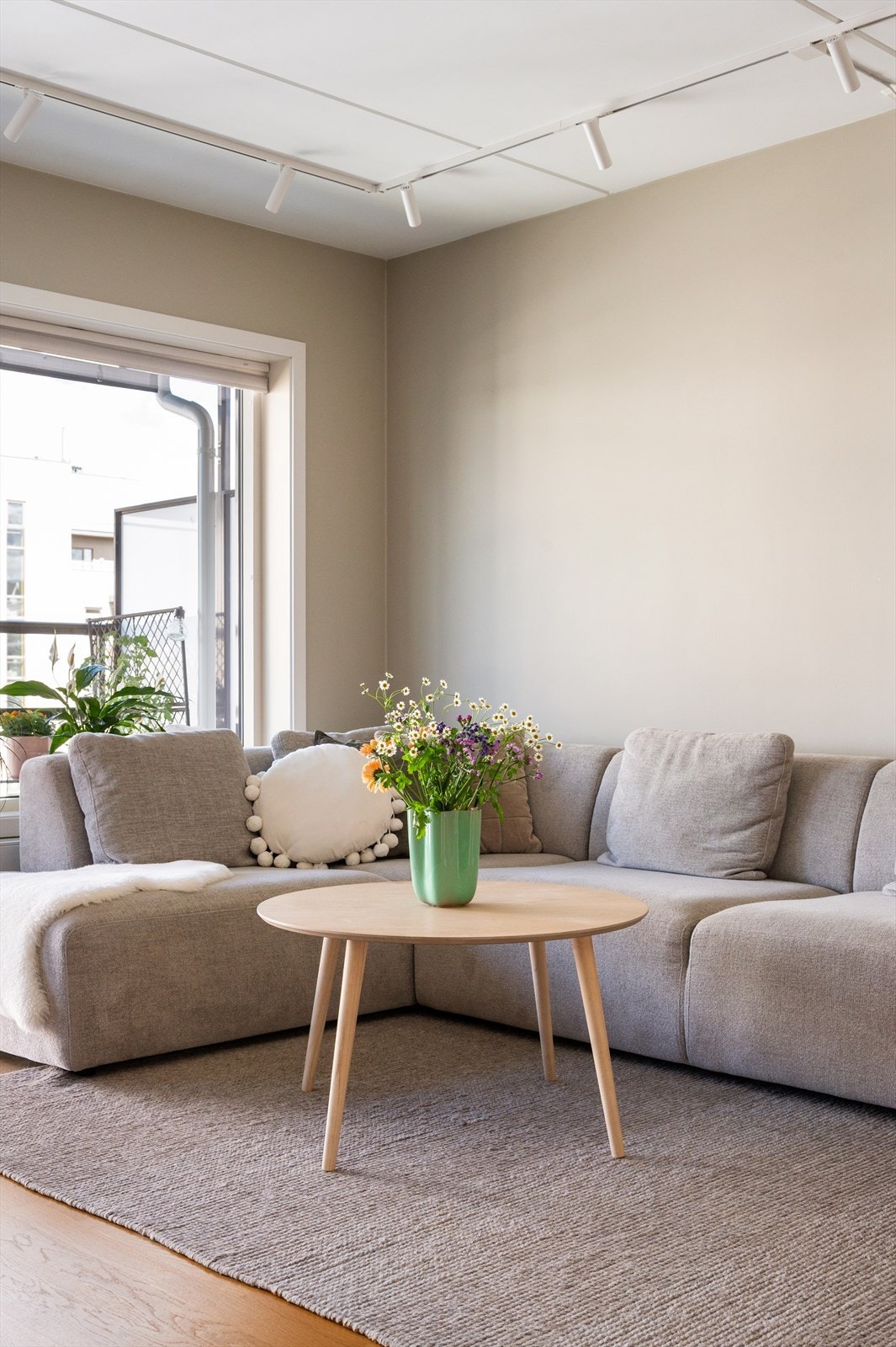 Her er det god plass til sofa med tilhørende salongbord og tv-seksjon Galleribilde