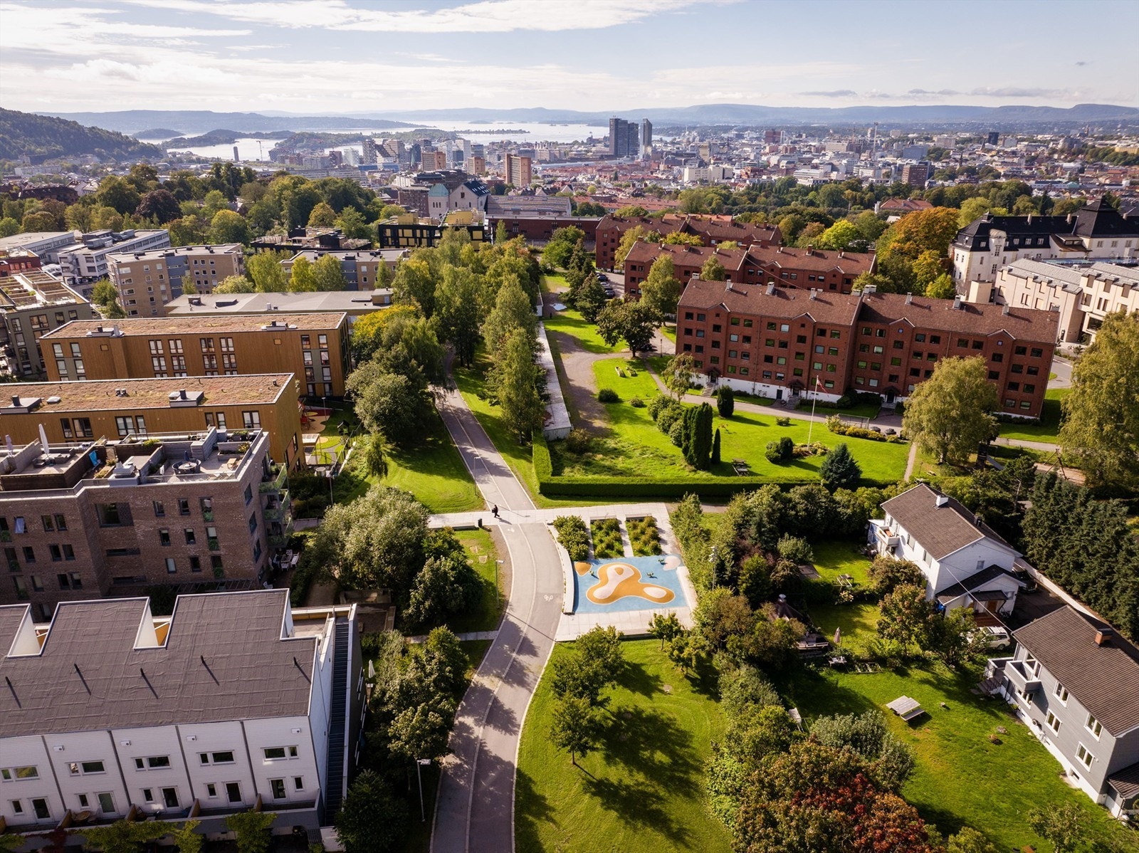 Området er for øvrig kjent for sin skjermede og tilbaketrukne beliggenhet sentralt i Oslo med flotte parkanlegg, lekeplasser, fotballbane, basketballbane og skøytebane Galleribilde