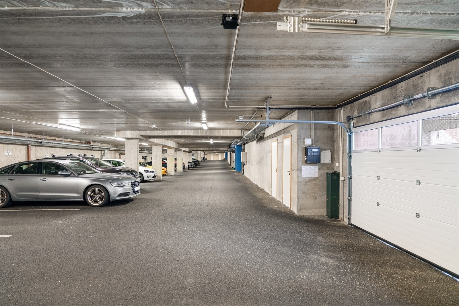 Med leiligheten følger bruksrett til garasjeplass og en bod på 4 m² i parkeringskjelleren i nabobygget. Galleribilde