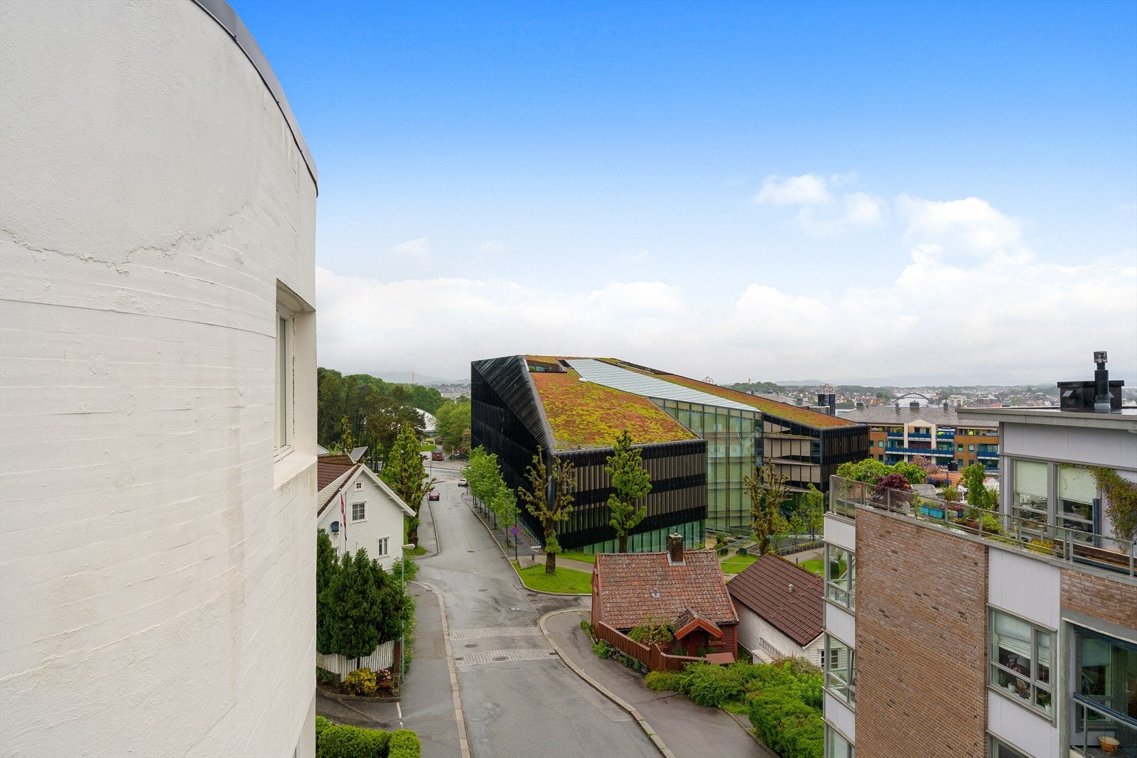 Kort gangavstand til flere skoler og barnehager, som Kampen skole (5 min) og Bjergsted barnehage (4 min). Galleribilde