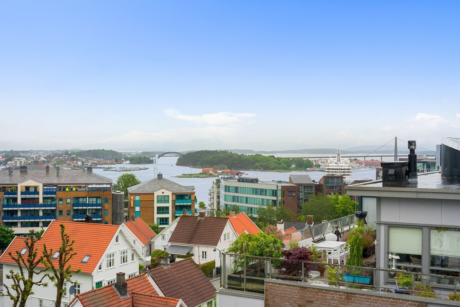 Fra leiligheten i 4. etasje er det fantastisk utsikt over nærområdet og innseilingen til Stavanger. Galleribilde