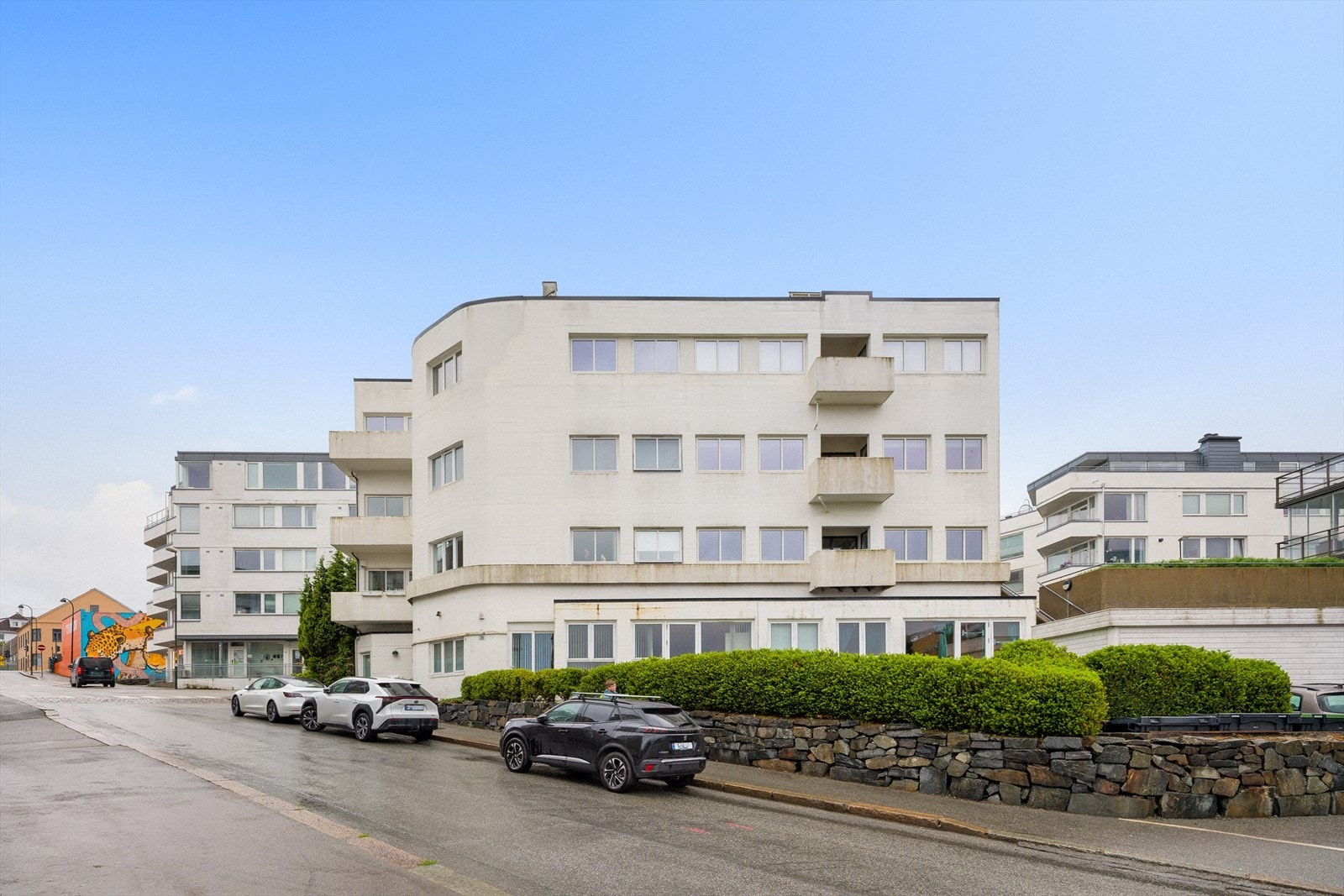 Leiligheten ligger i et eierseksjonssameie bestående av 9 boligseksjoner i bydelen Kampen. Galleribilde