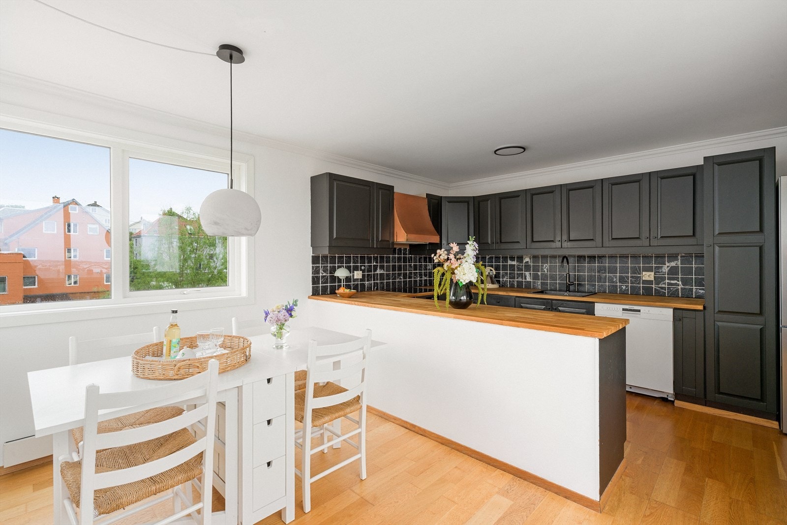 Kjøkkenet er utstyrt med platetopp, stekeovn, oppvaskmaskin og kjøl/fryseskap. Galleribilde