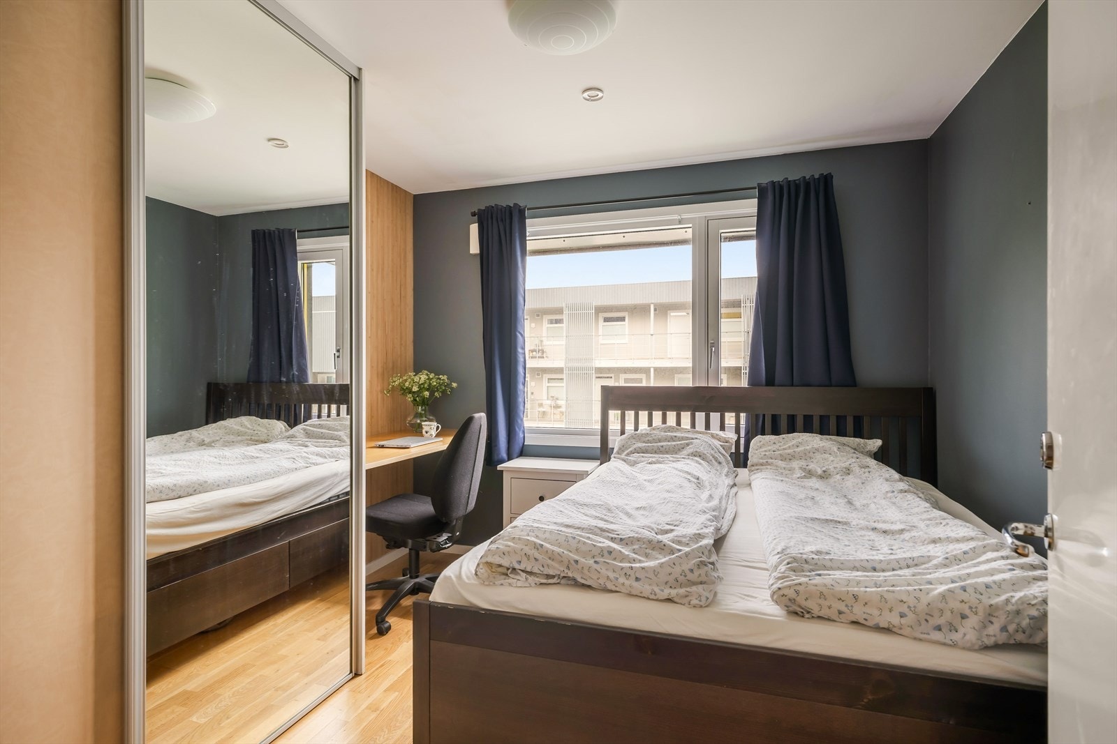 Soverommet er på 10 m². Her er det god plass til seng, garderobe og kontorløsninger. Galleribilde