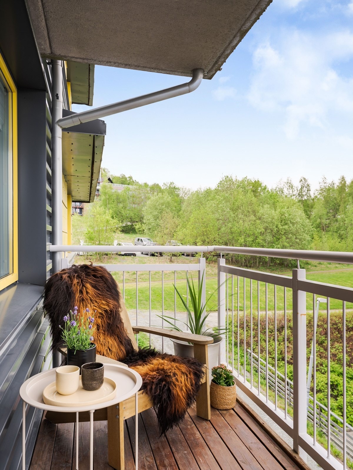 På balkongen har man sol fra ca kl. 12 til den går ned samt fin utsikt over området og mot Tyholttårnet. Galleribilde
