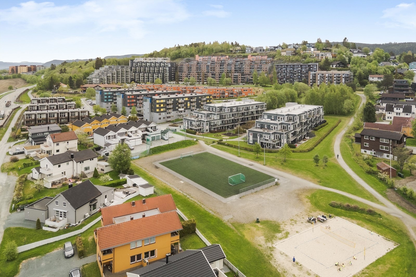 Her går turløypene til Estenstadmarka rett ved. På sommeren er det beach volleyball bane og fotballbane på vinteren bruker det å være skøytebane og skispor. Galleribilde