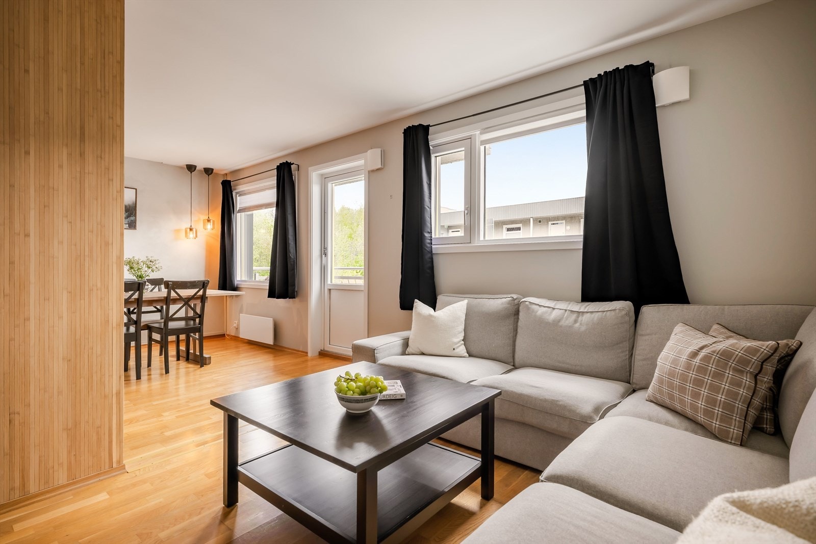 Store vindusflater gir godt med naturlig dagslys inn i leiligheten. Fra stuen er det utgang til balkongen som har ettermiddag og kveldssol. Galleribilde