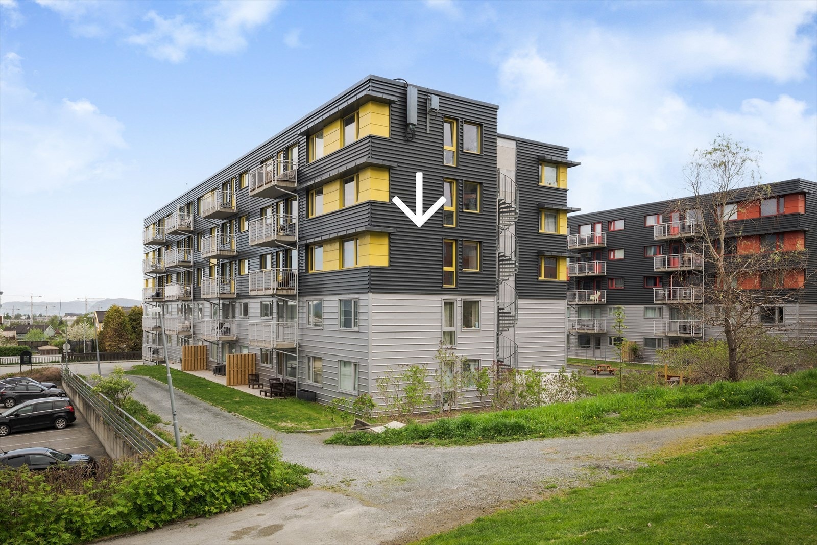 Leiligheten har en endebeliggenhet i byggets 3. etasje. Med delvis overbygget balkong. Galleribilde
