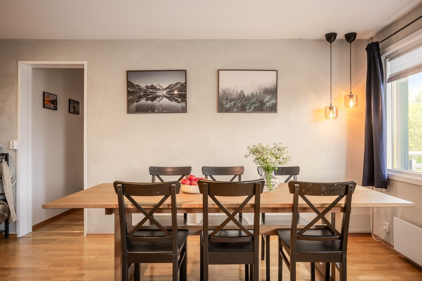 Åpen løsning mellom stue og kjøkken gir maksimal utnytelse av arealet. Her er det plass til sofa- og spisebordløsninger. Galleribilde