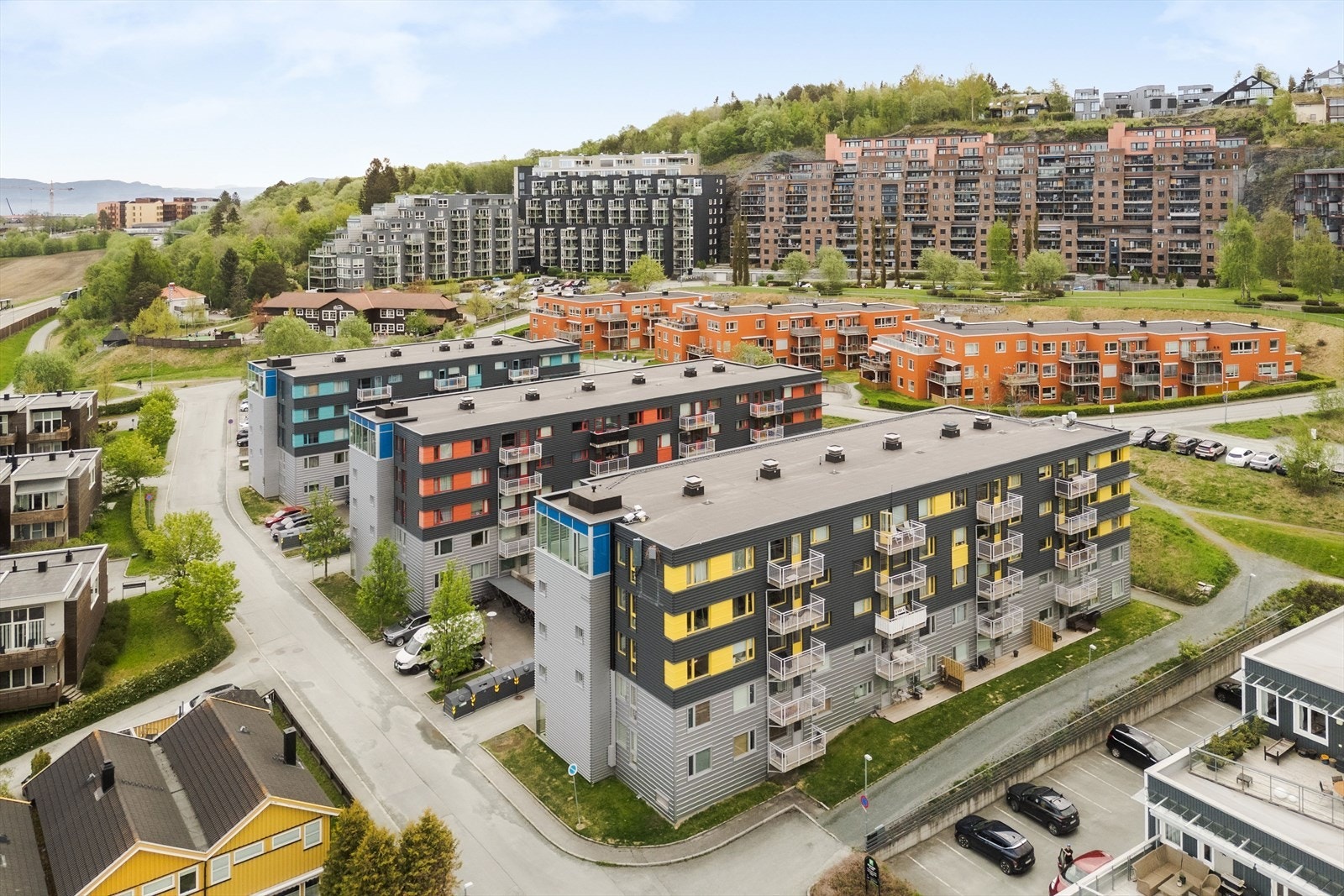 Borettslaget har flotte uteområder mellom blokkene med grillplass, sittegrupper og lekeplass. Galleribilde
