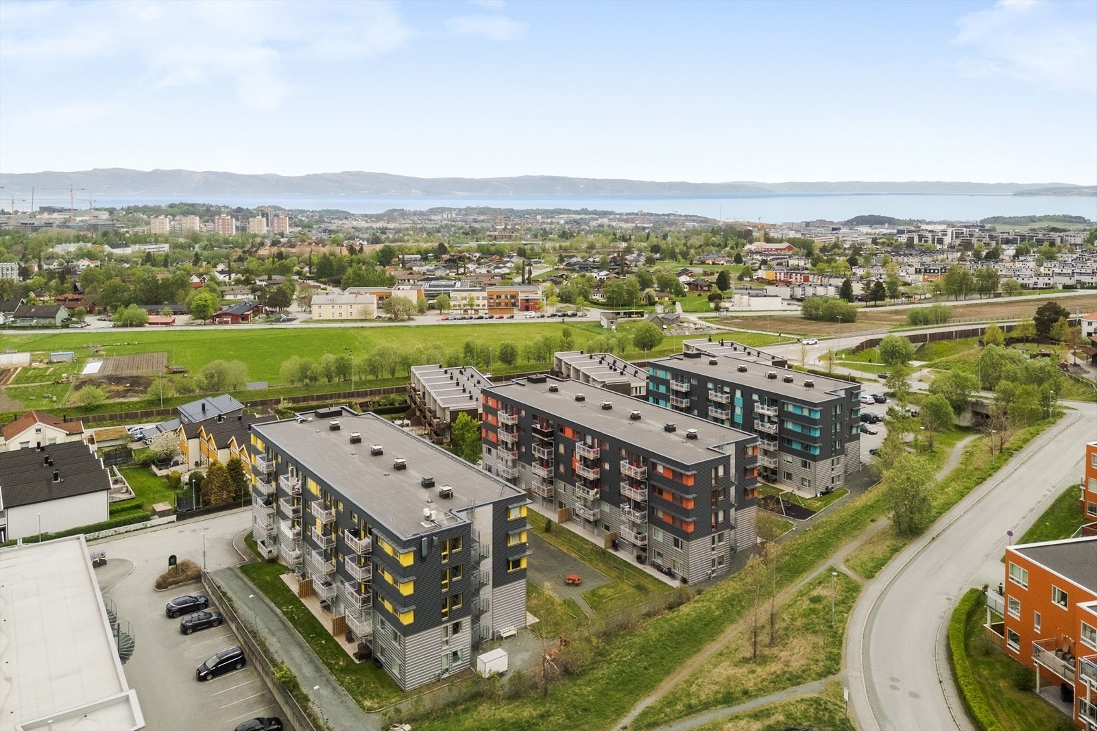 På Bergheim har du kort vei til flotte turløyper mot Dragvoll og Estenstadmarka. Det er kort avstand til metrobussen, dagligvare, NTNU og en rekke servicefunksjoner. Galleribilde