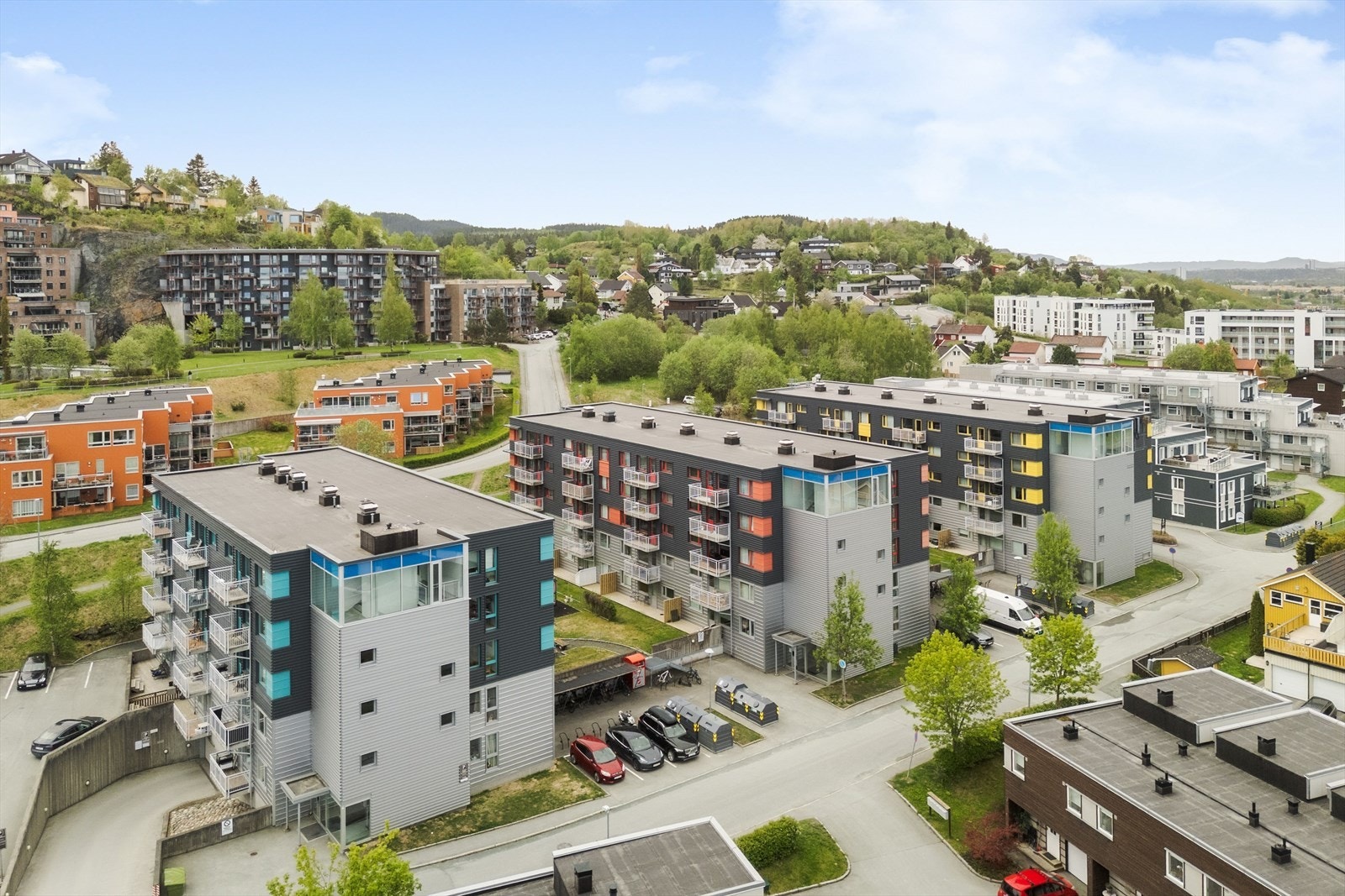 Nedre Bergheim Borettslag består av 110 enheter. Det er gratis parkering for beboerne utenfor blokkene og på den store parkeringsplassen til venstre. Galleribilde