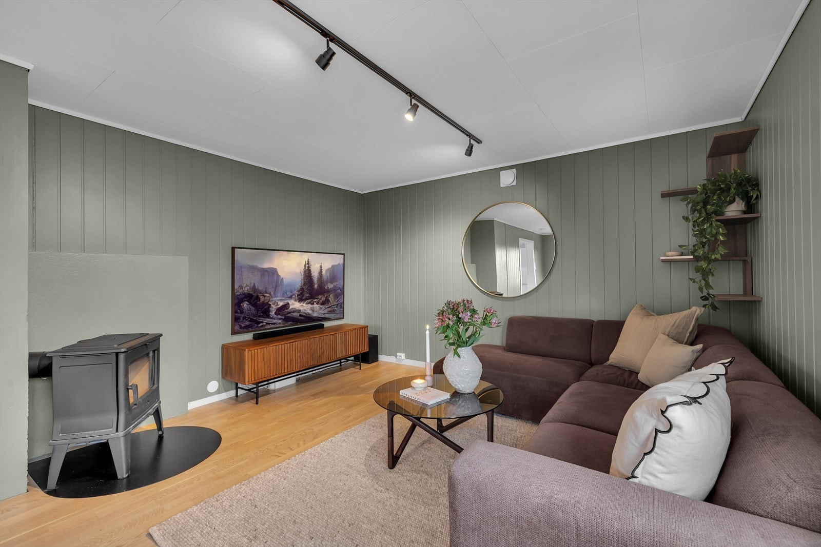 Lyst og fin stue med vedfyring Galleribilde