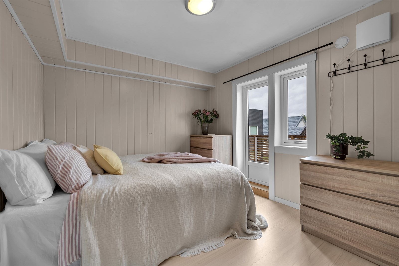 Rommet har utgang til solrik terrasse Galleribilde