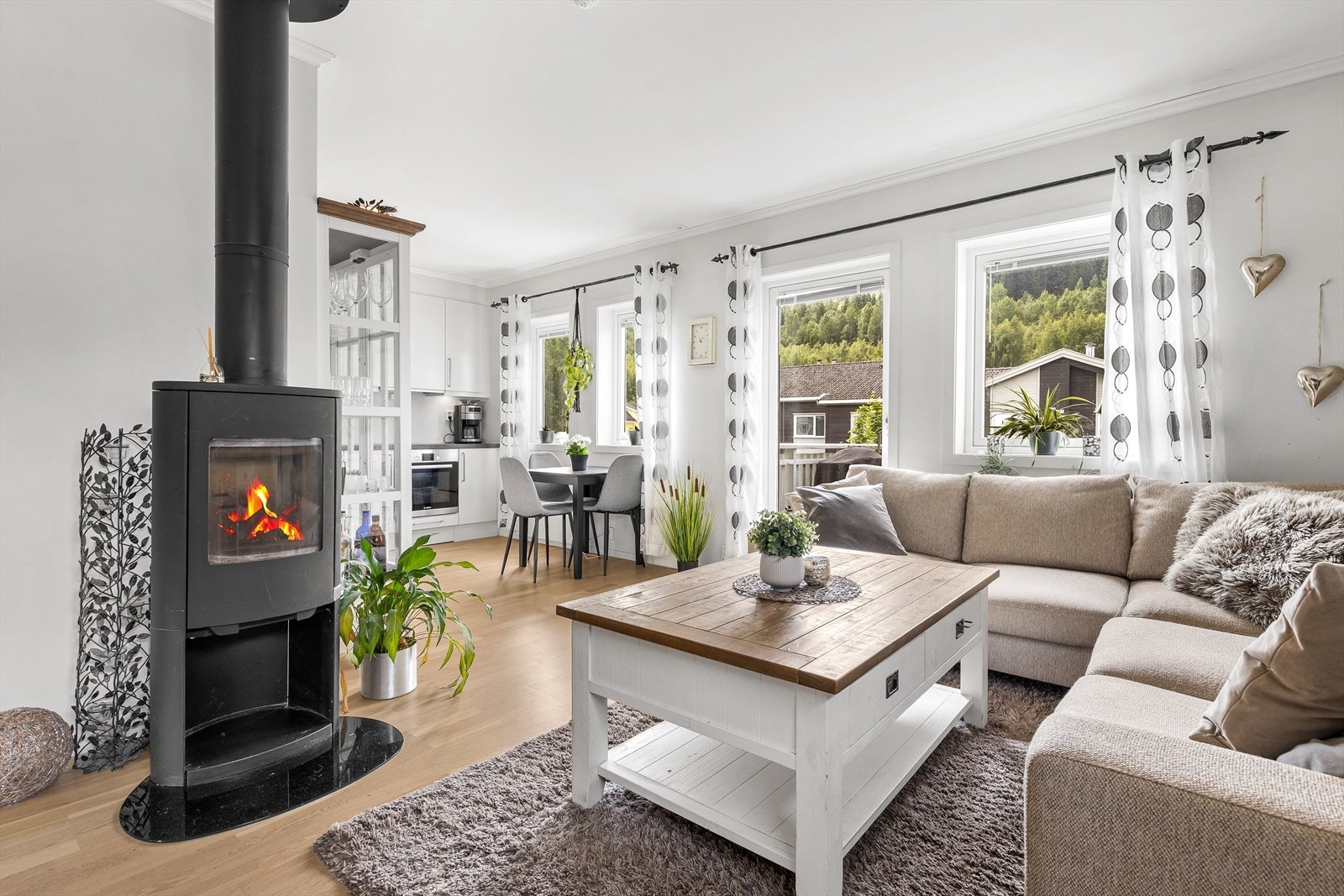 Fra entreen kommer man inn til en åpen stue/kjøkken-løsning med utgang til balkongen. Galleribilde