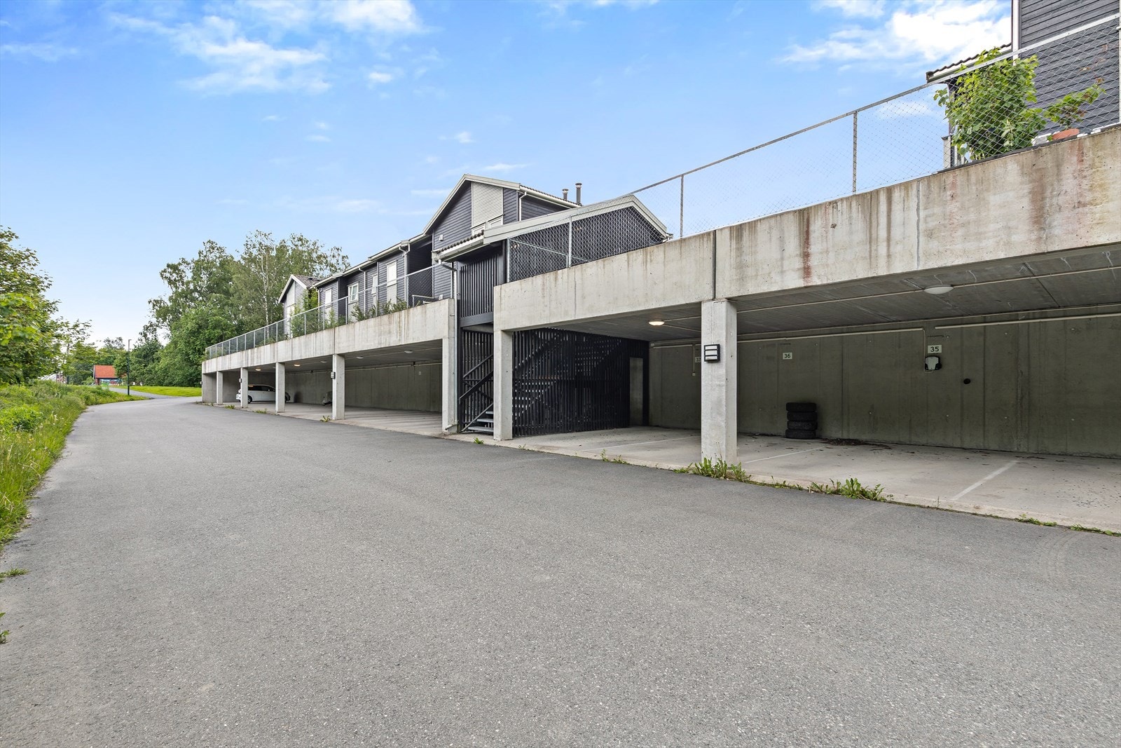 Felles carport hvor seksjonen disponerer én fast plass. Galleribilde