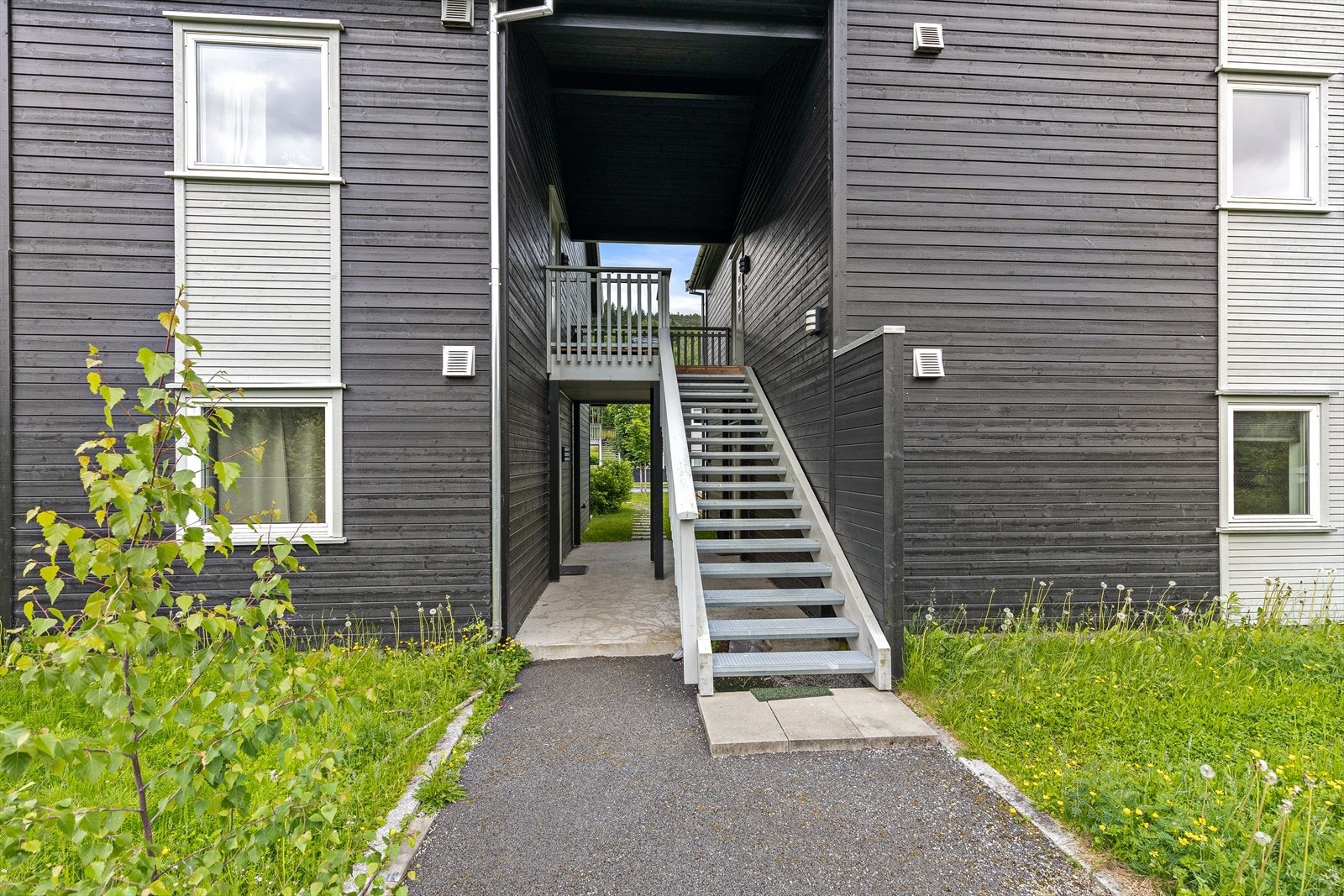 Leiligheten ligger i 2. etasje med utvendig trapp opp til inngangspartiet. Galleribilde