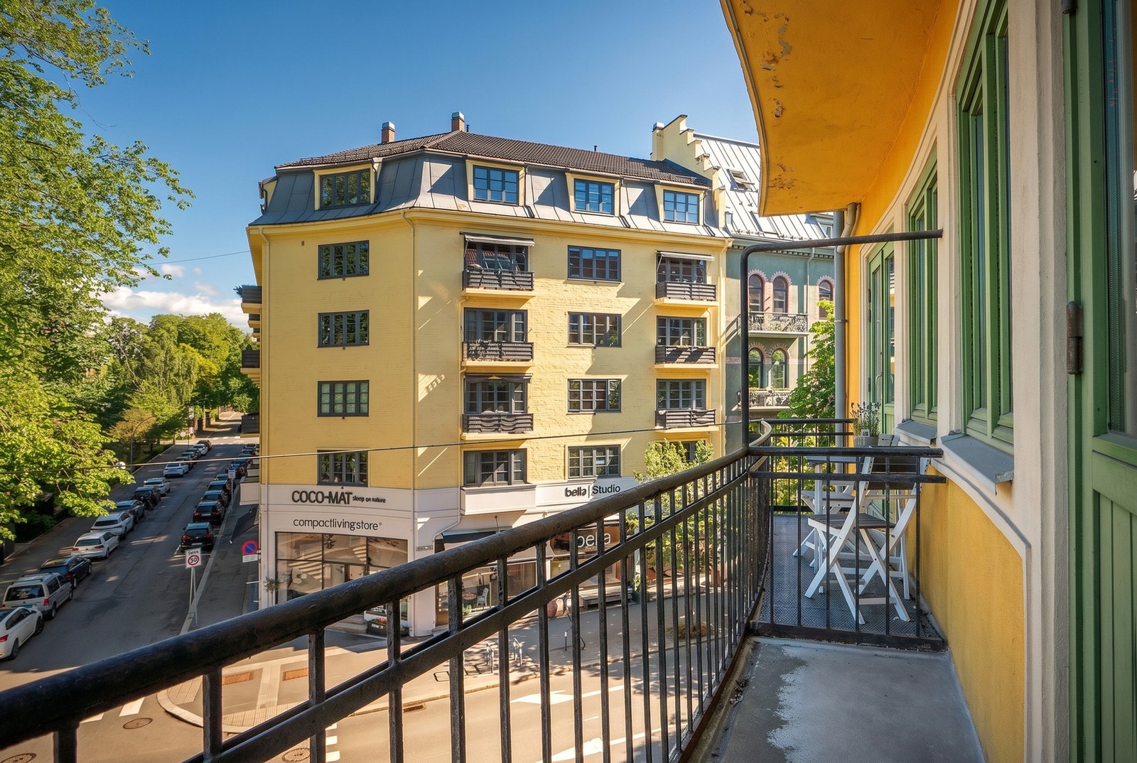 Fra balkongen nytes et hyggelig bymiljø med grønne innslag. Galleribilde