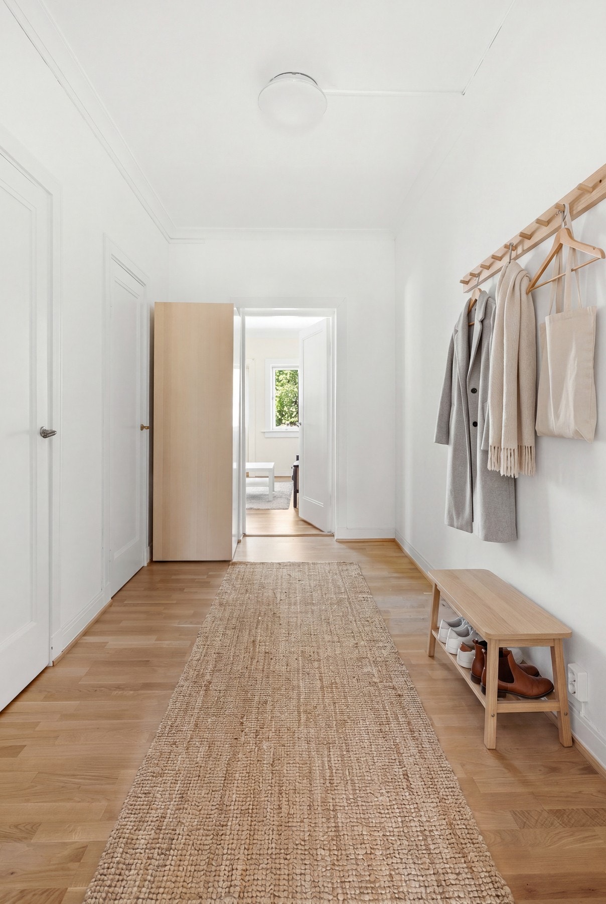 Lys og innbydende entré med god plass til garderobeløsning og oppbevaring. Galleribilde