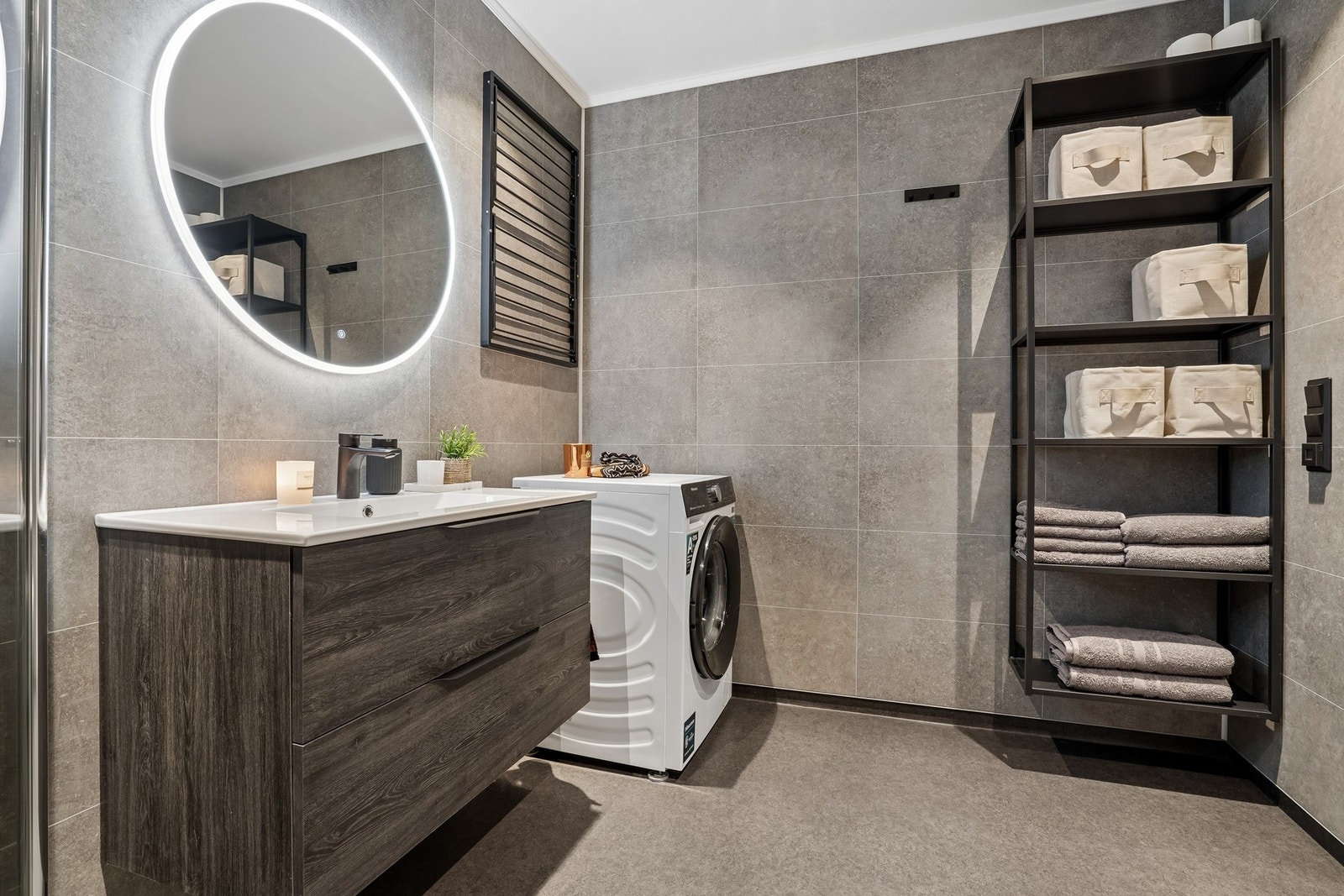 Badet har avsatt plass til vaskemaskin. Galleribilde