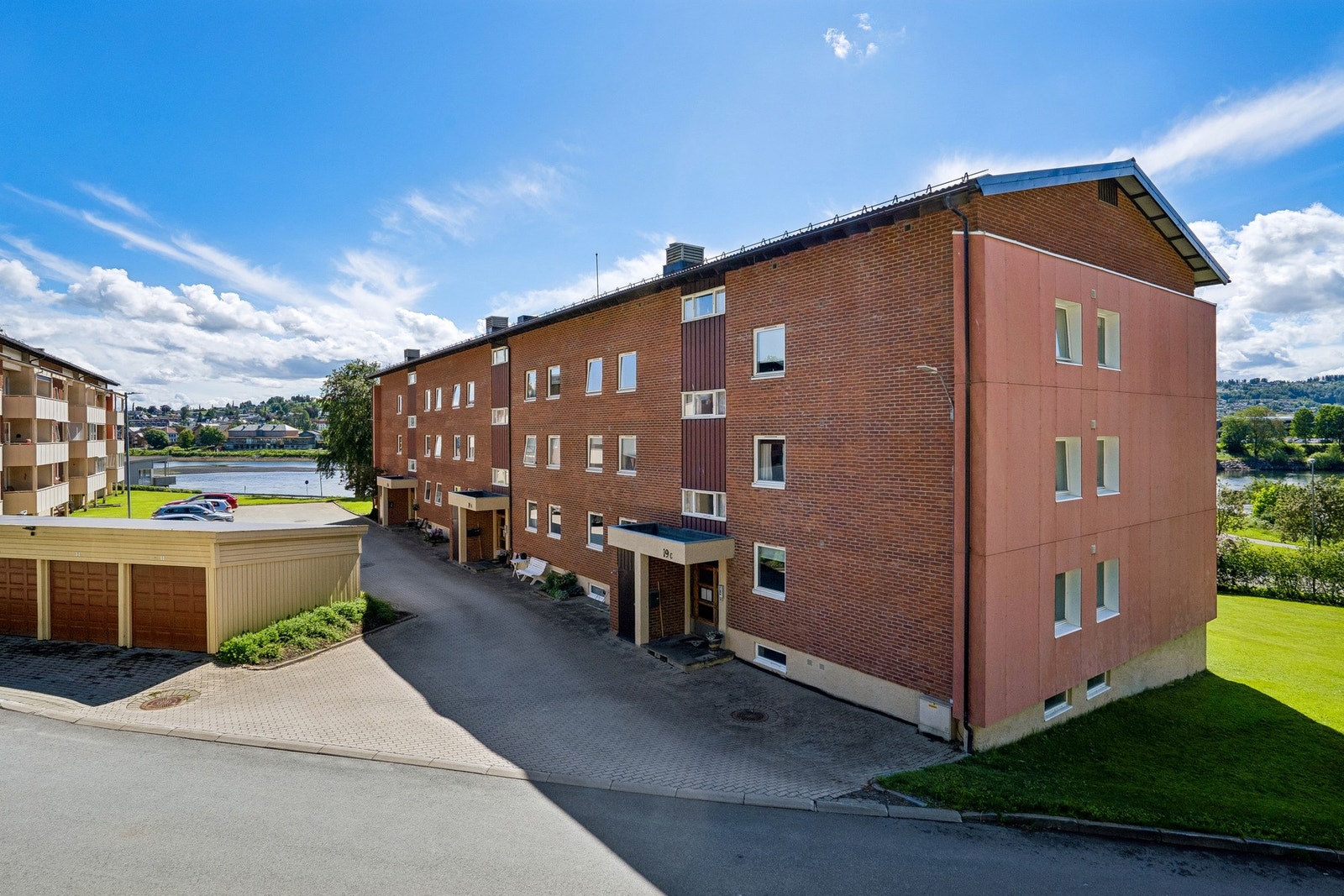 Tomten er fellesareal og er pent opparbeidet med plen, prydbusker og steinlagt gårdsplass. Galleribilde