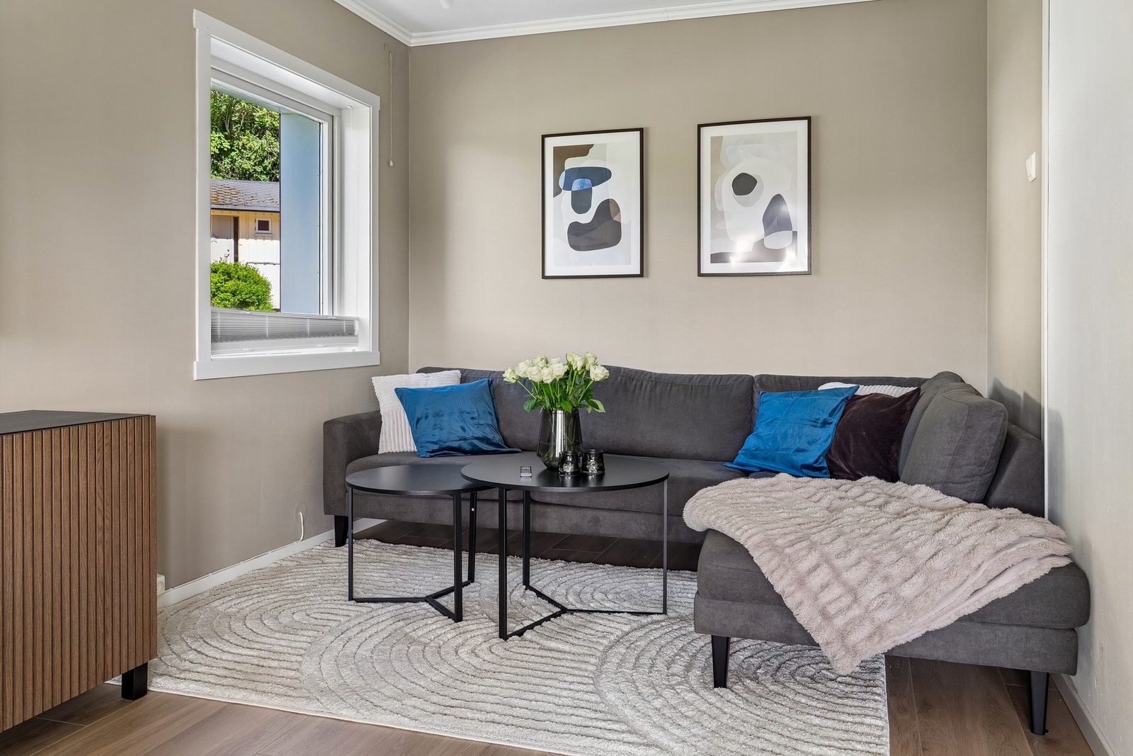 Hyggelig stuekrok med plass til sofa. Galleribilde