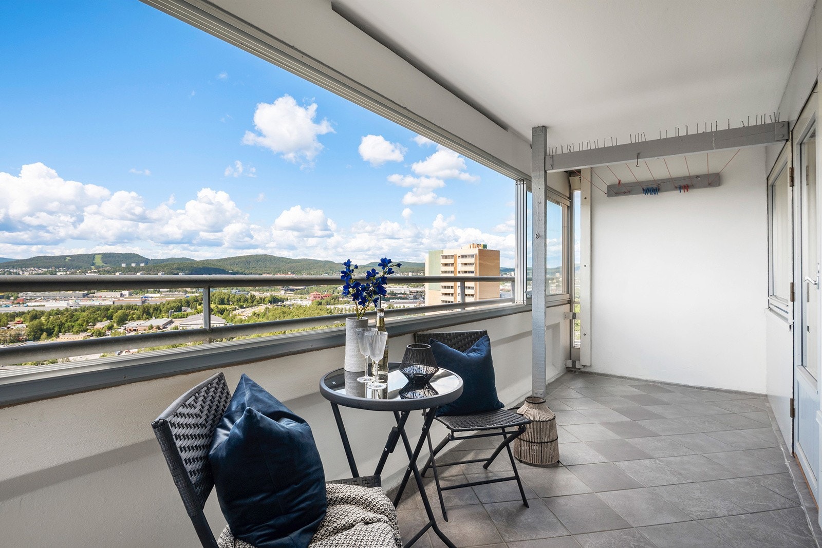 Balkongen er innglasset og romslig Galleribilde
