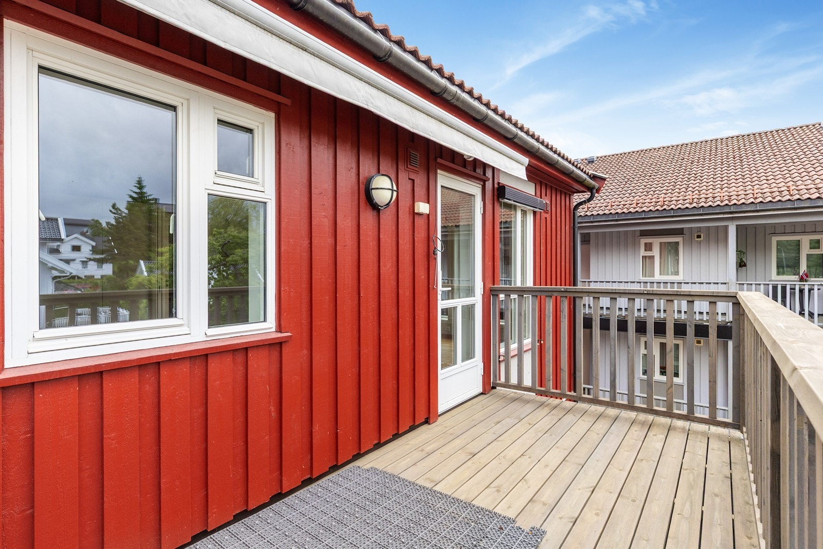 Solrik veranda med dør ut fra stue Galleribilde