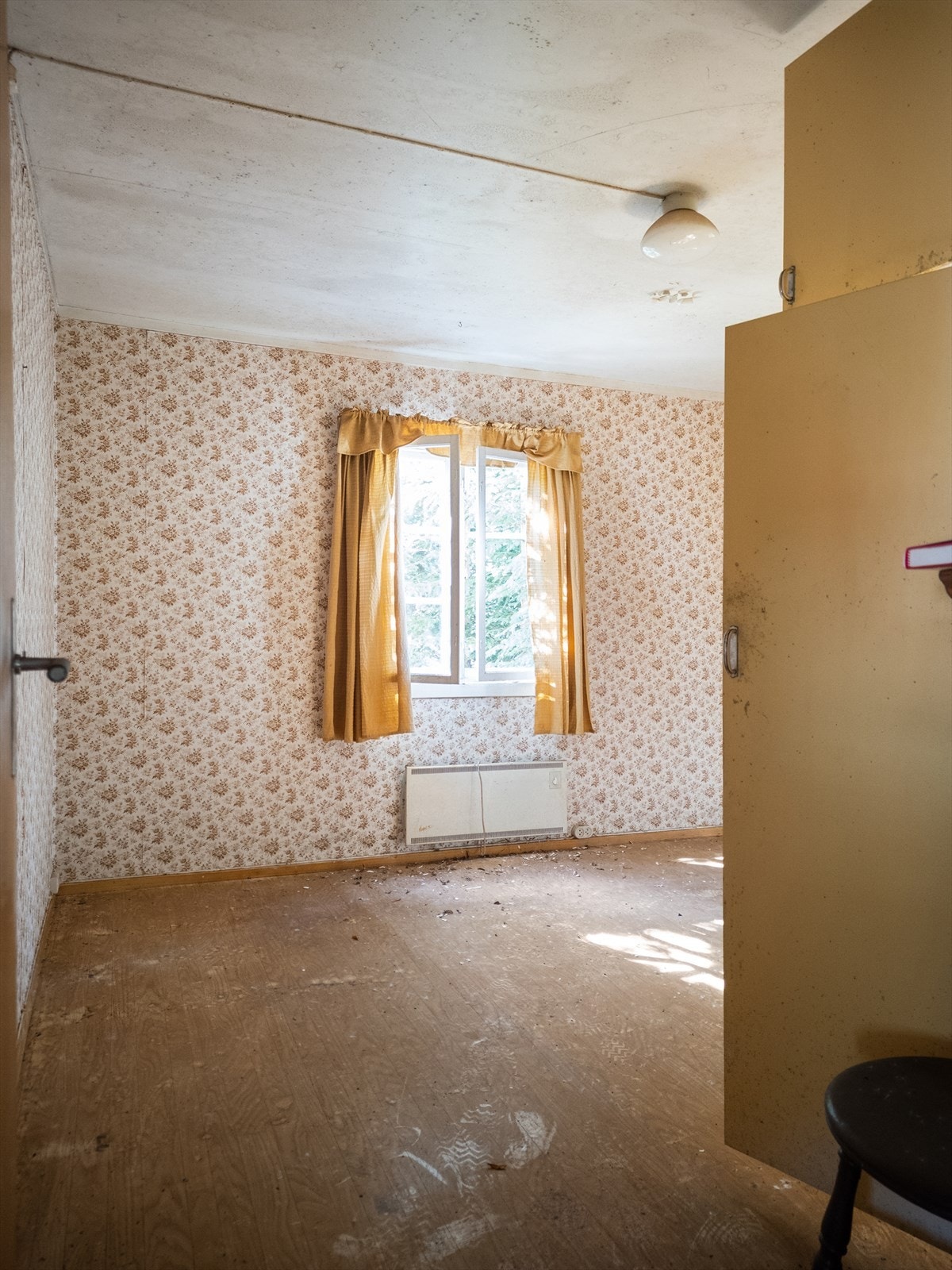 Innredet rom i våningshuset. Gulvene er en blanding av malte tregulv og gulvbelegg. Galleribilde