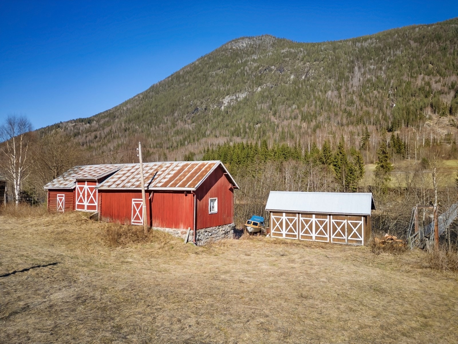 I tillegg til låven finnes et bryggerhus/bod og en garasje på eiendommen. Galleribilde