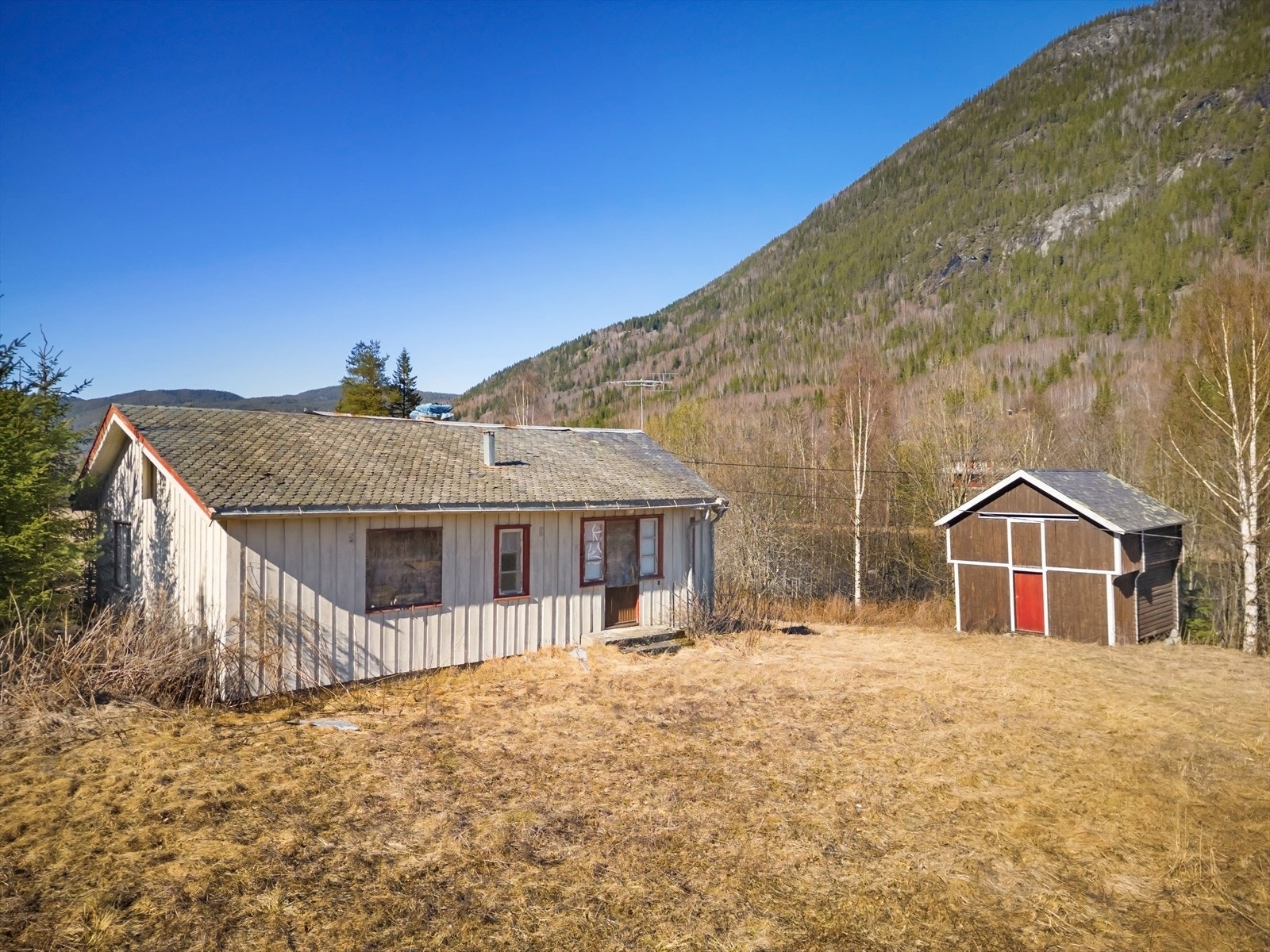 Tunet består av våningshuset og et stabbur i trekonstruksjon på fundamenter av naturstein. Galleribilde