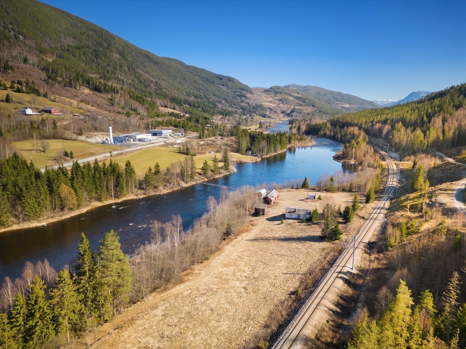Nærhet til Hallingdalselva og turmuligheter. Bergensbanen passerer i nærheten av eiendommen. Galleribilde