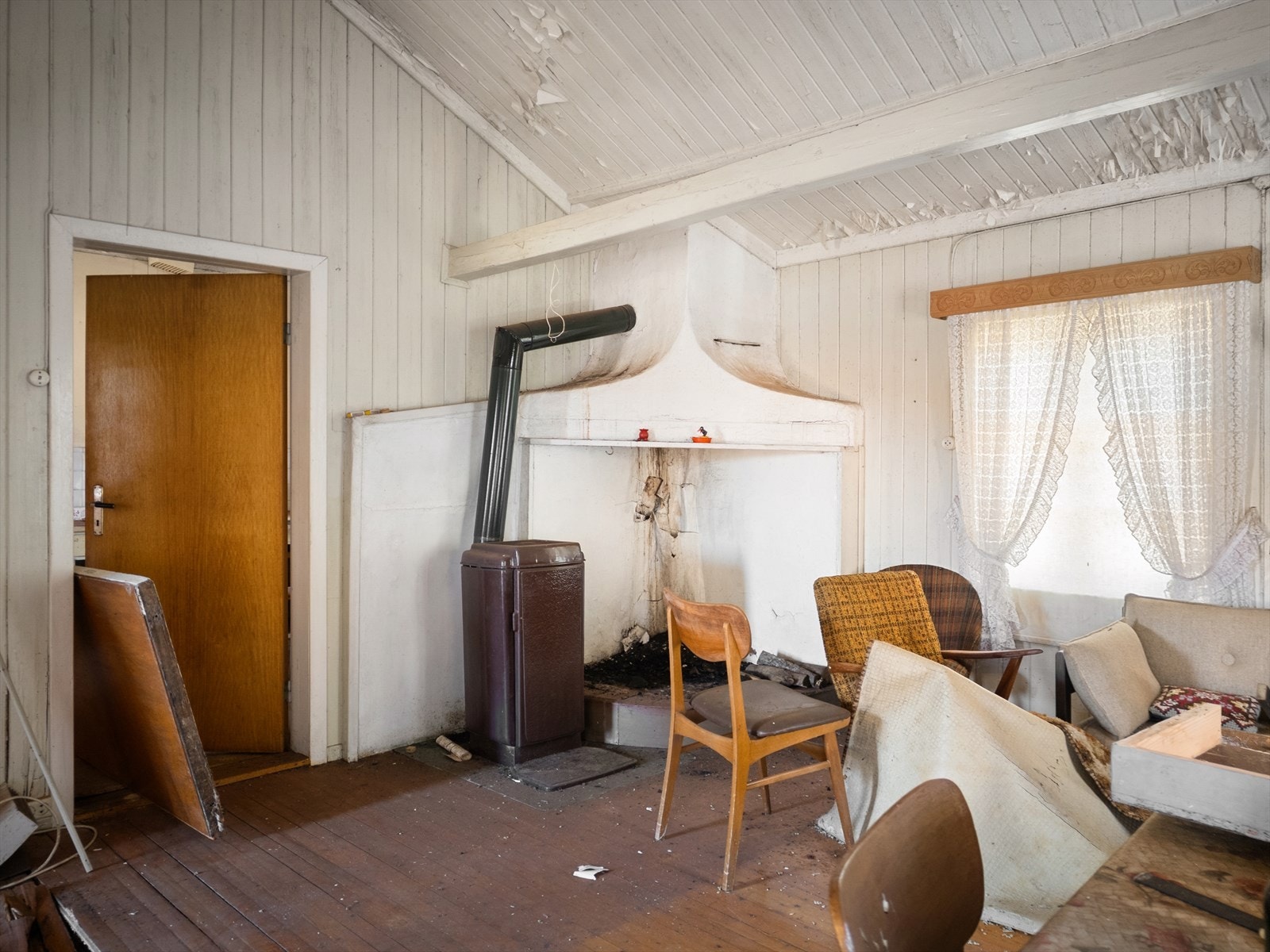 Ett av rommene i våningshuset. Overflatene består av malt trepanel og malte plater. Galleribilde